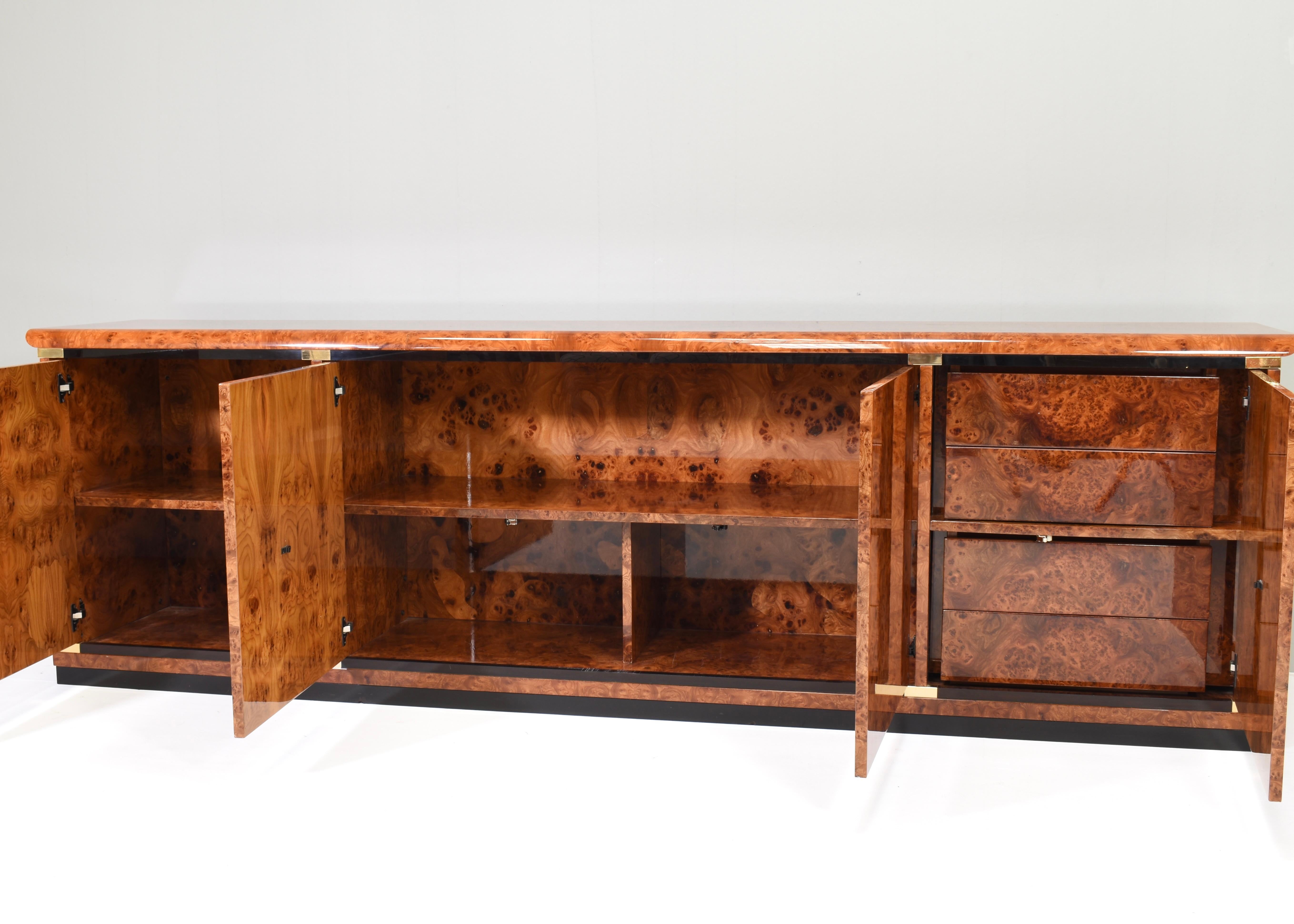 Mid-Century moderno Credenza italiana in legno di radica e dettagli in ottone di Glam Furniture Italy, anni '70 in vendita
