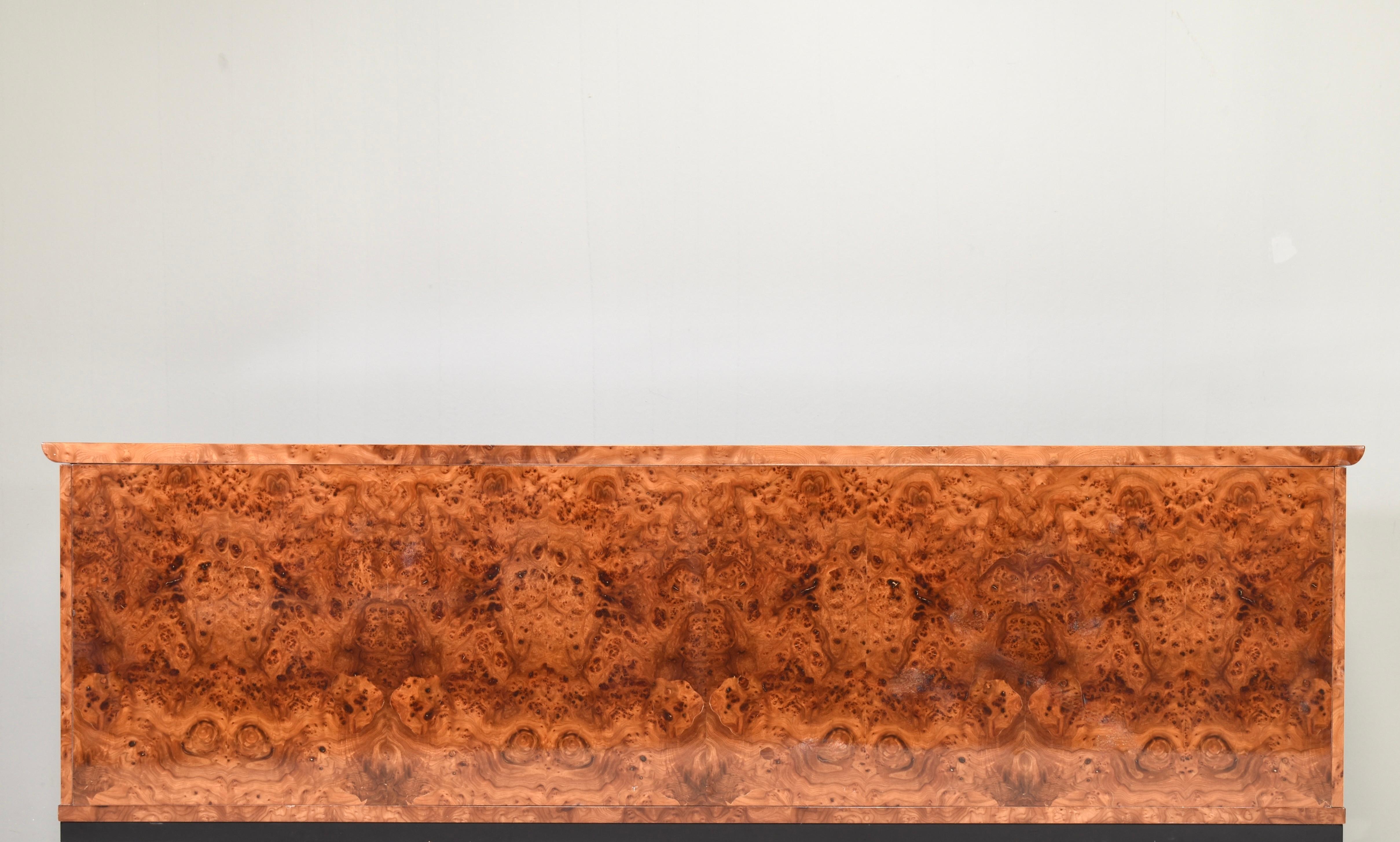 Ottone Credenza italiana in legno di radica e dettagli in ottone di Glam Furniture Italy, anni '70 in vendita