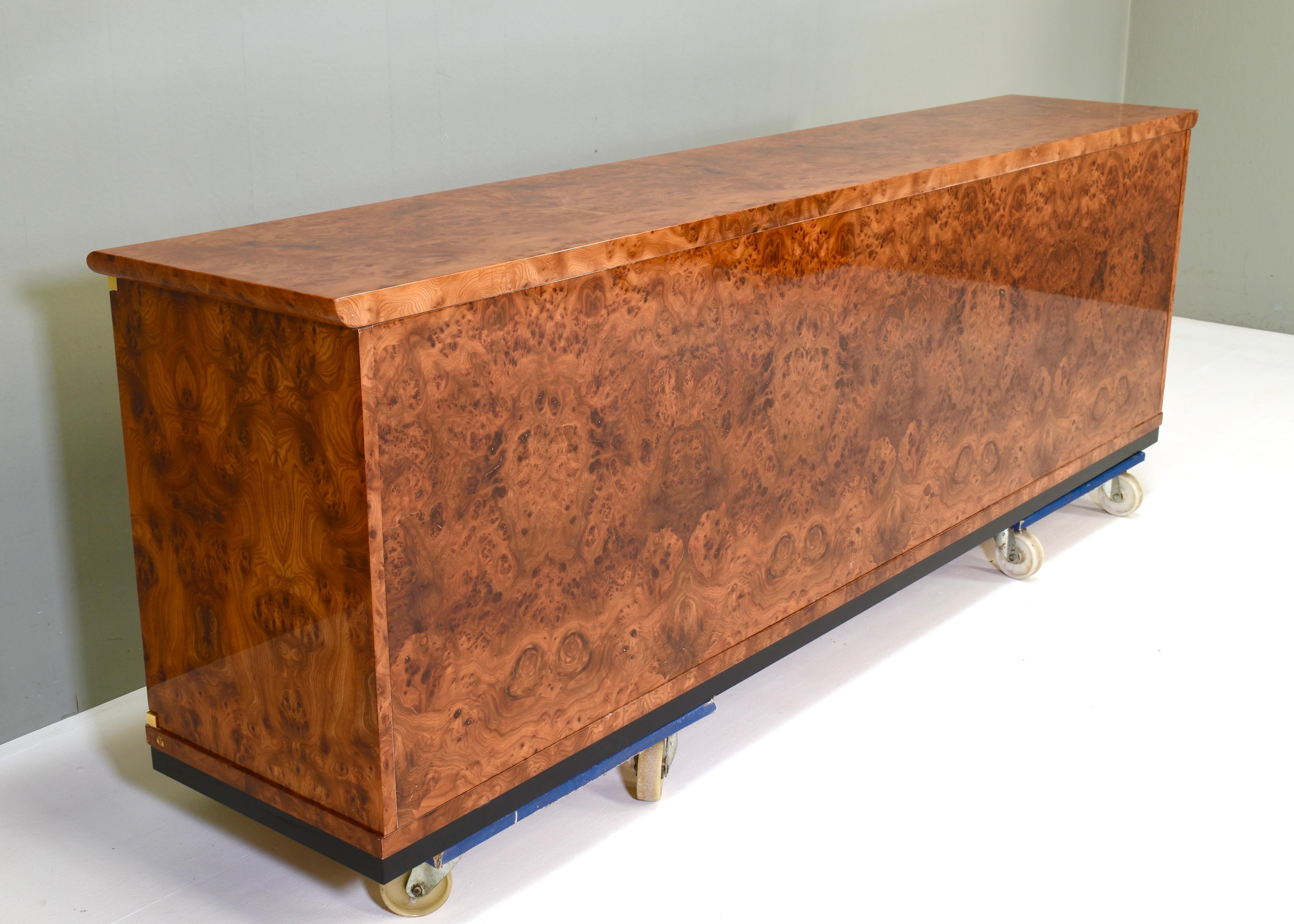 Credenza italiana in legno di radica e dettagli in ottone di Glam Furniture Italy, anni '70 in vendita 1