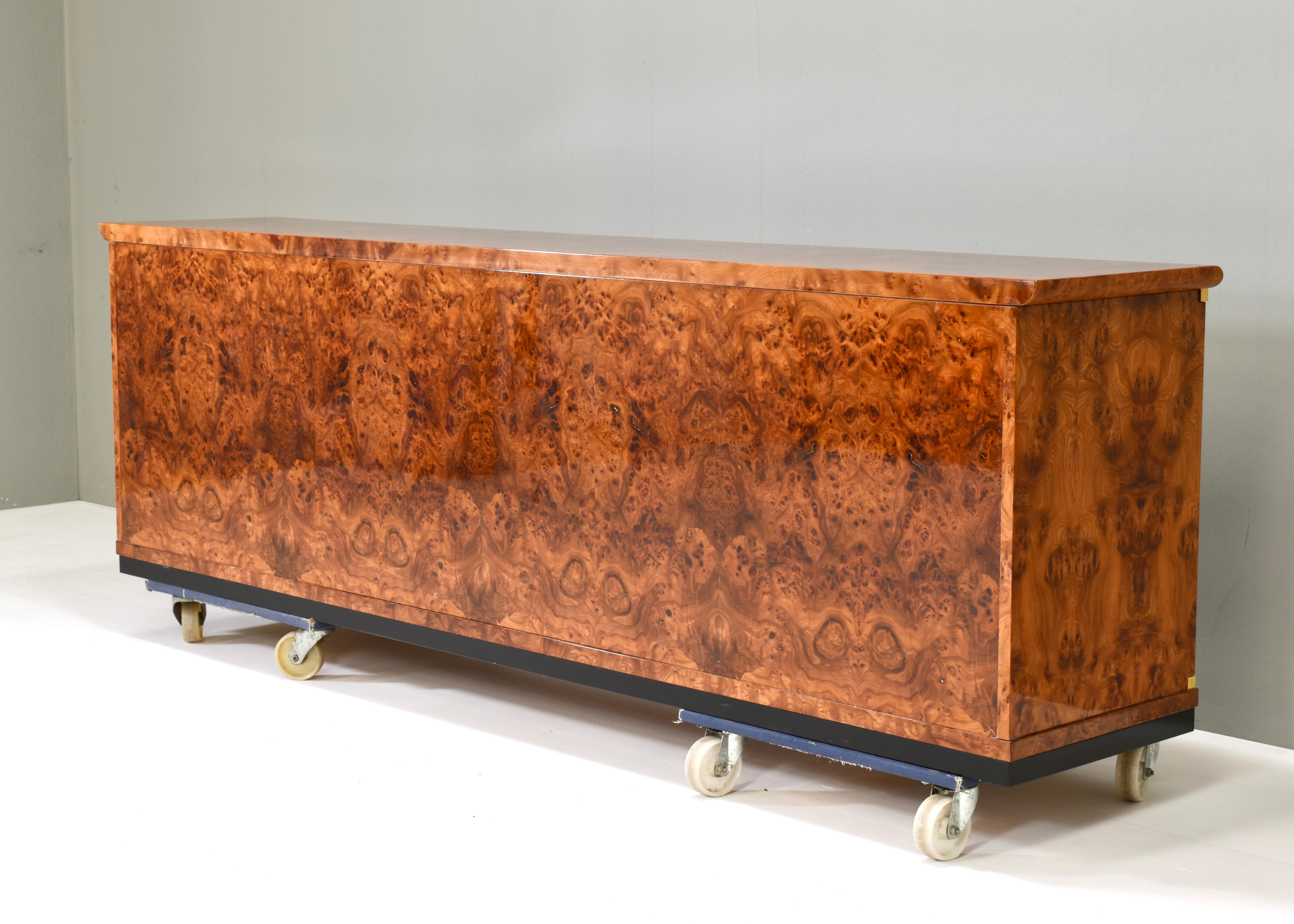 Credenza italiana in legno di radica e dettagli in ottone di Glam Furniture Italy, anni '70 in vendita 2