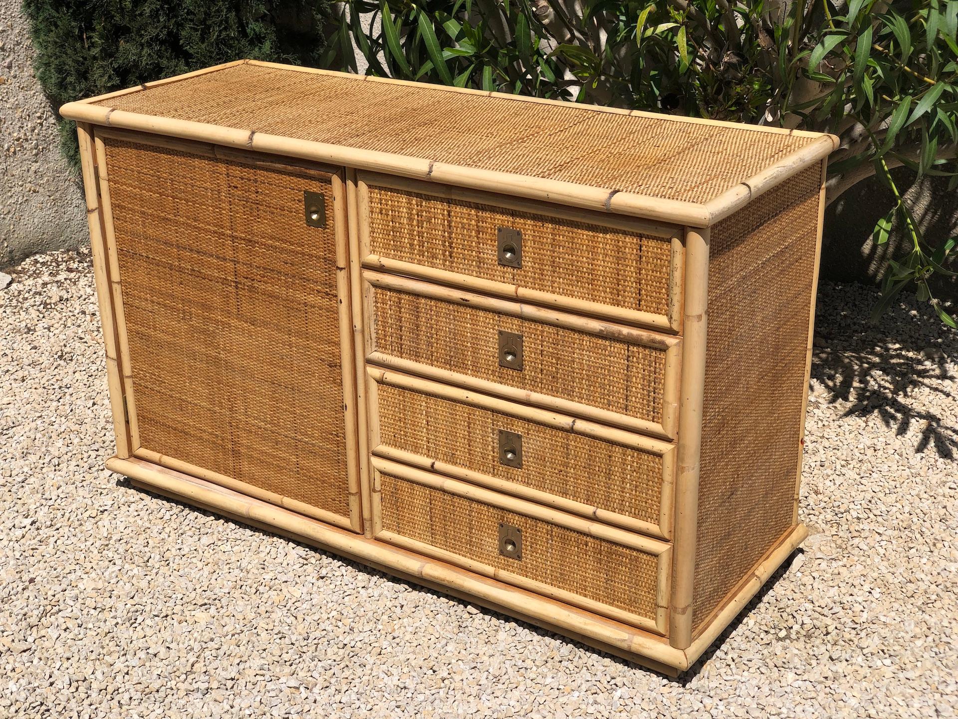 Italian sideboard in woven rattan and bamboo, brass handles dal vera 1970 comprising: 1 low cupboard and 4 drawers.
Good condition
Dimensions: H76 x W122 x D48