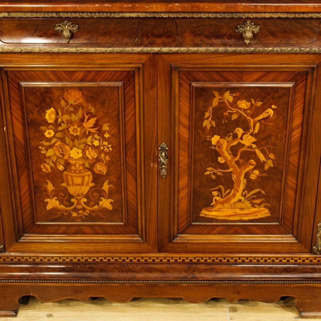 Italian sideboard of the 20th century. Furniture of great measure and impact richly inlaid in walnut, burl, rosewood, maple, tulipwood and fruitwood. Sideboard with four doors and four drawers of excellent capacity and service. Furniture decorated