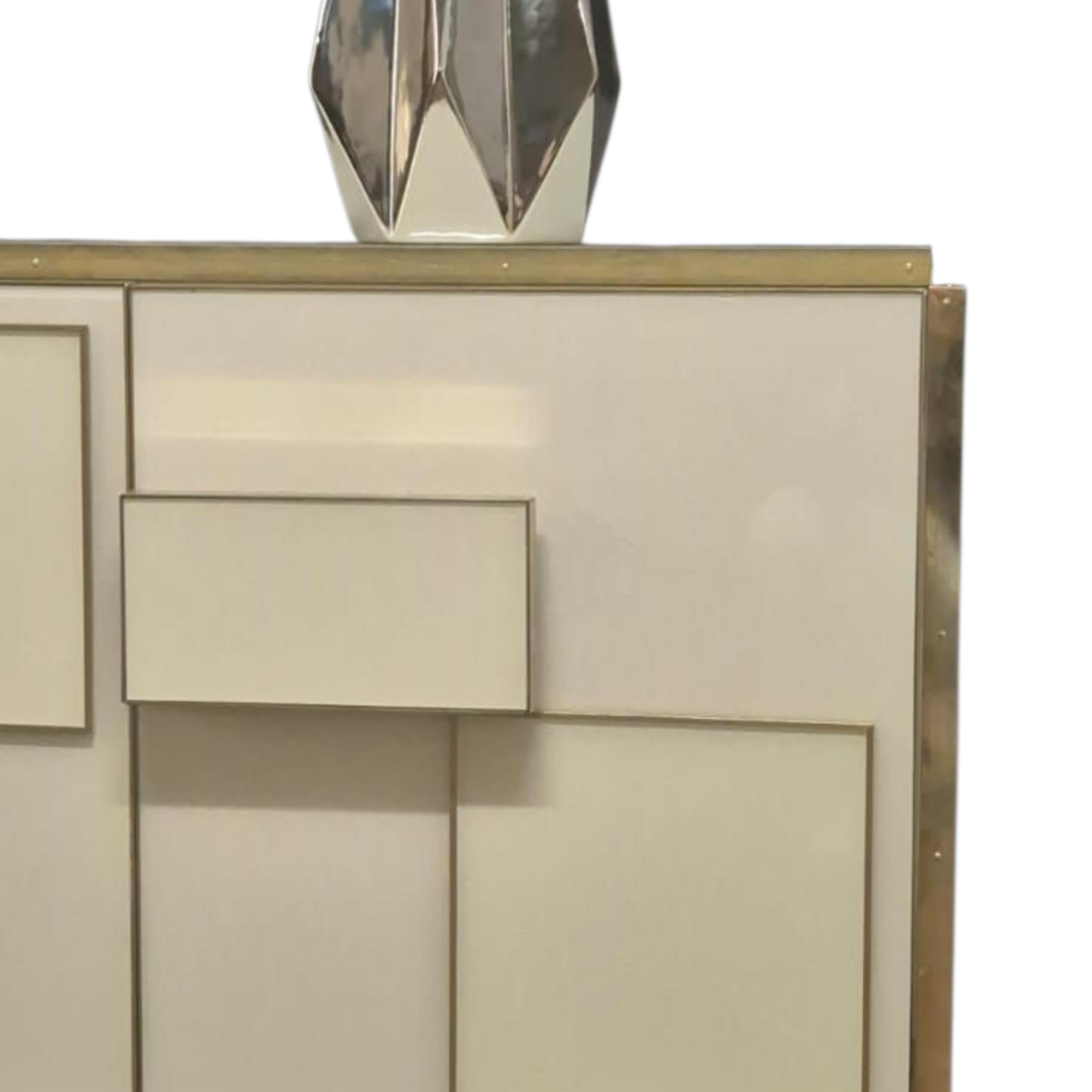 Italian Sideboard in Ivory Glass and Brass, Handcrafted by Justfurnituress in vendita 2