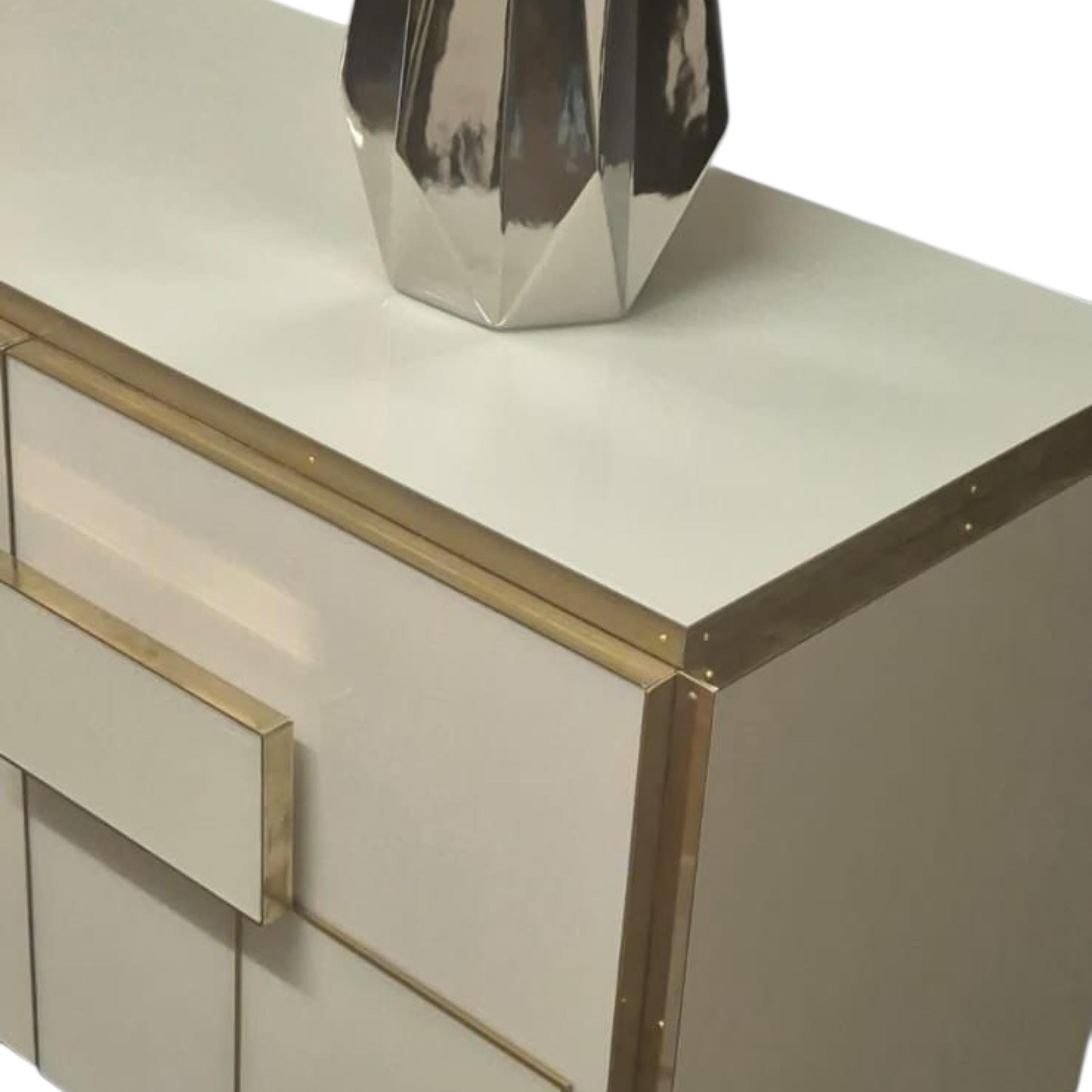 Italian Sideboard in Ivory Glass and Brass, Handcrafted by Justfurnituress in vendita 5