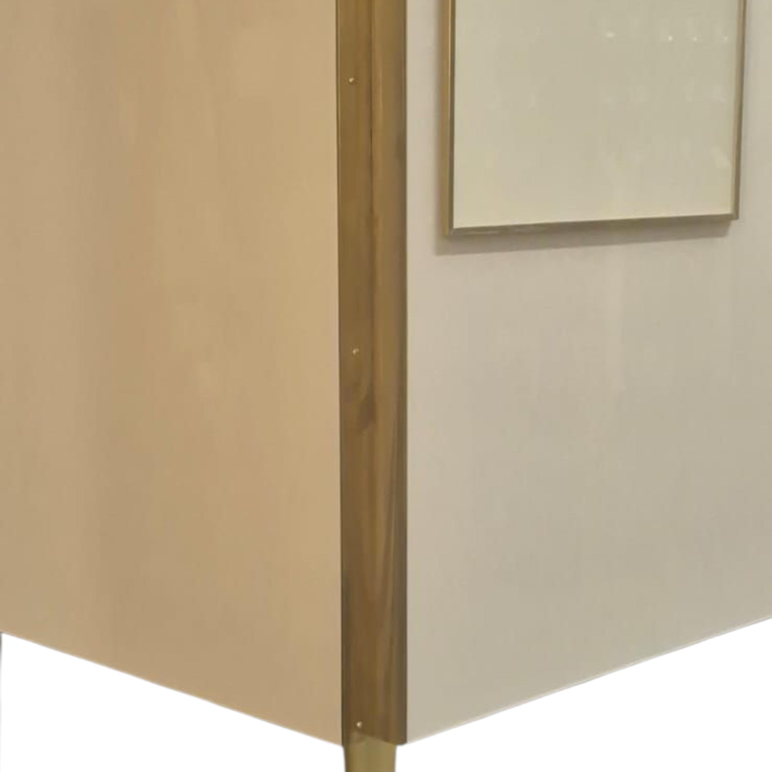 Mid-Century moderno Italian Sideboard in Ivory Glass and Brass, Handcrafted by Justfurnituress in vendita