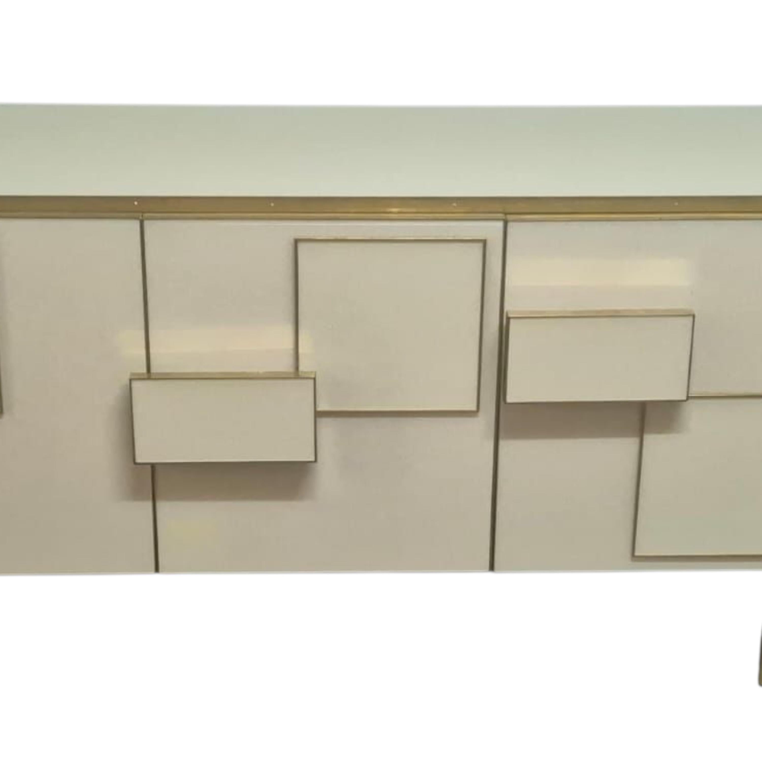 Italian Sideboard in Ivory Glass and Brass, Handcrafted by Justfurnituress In condizioni Nuovo in vendita a Guazzora, IT
