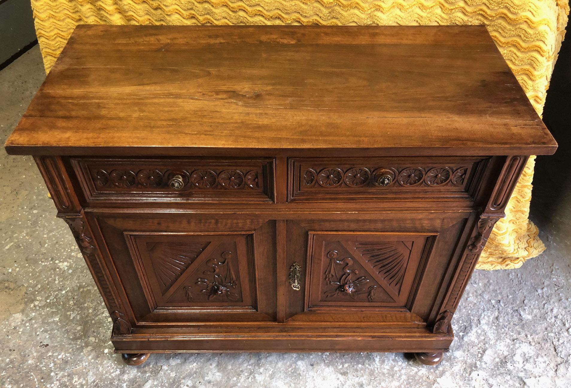Italian Sideboard in Natural-Colored Carved Walnut Original In Good Condition For Sale In Buggiano, IT
