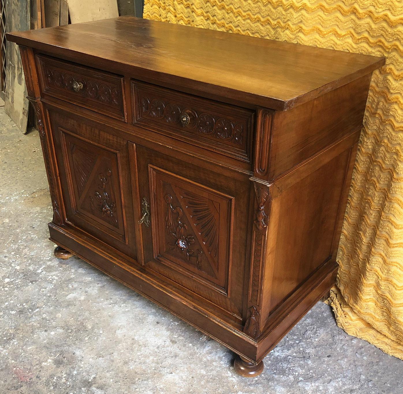 Early 20th Century Italian Sideboard in Natural-Colored Carved Walnut Original For Sale