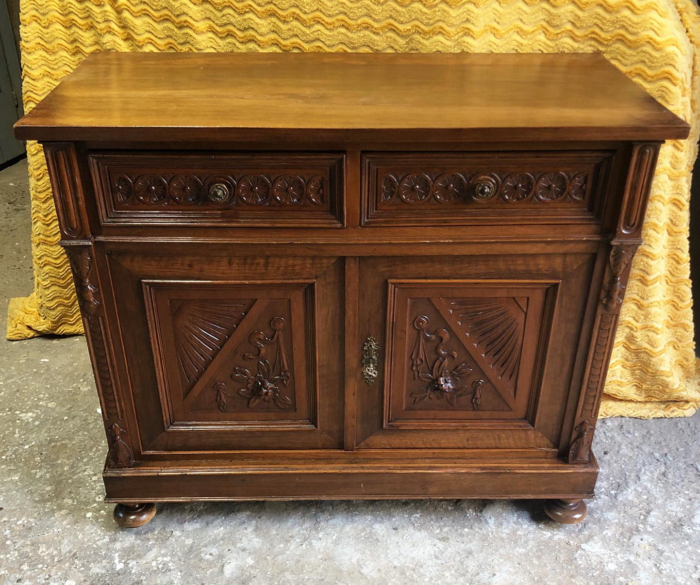 Italian Sideboard in Natural-Colored Carved Walnut Original For Sale 1
