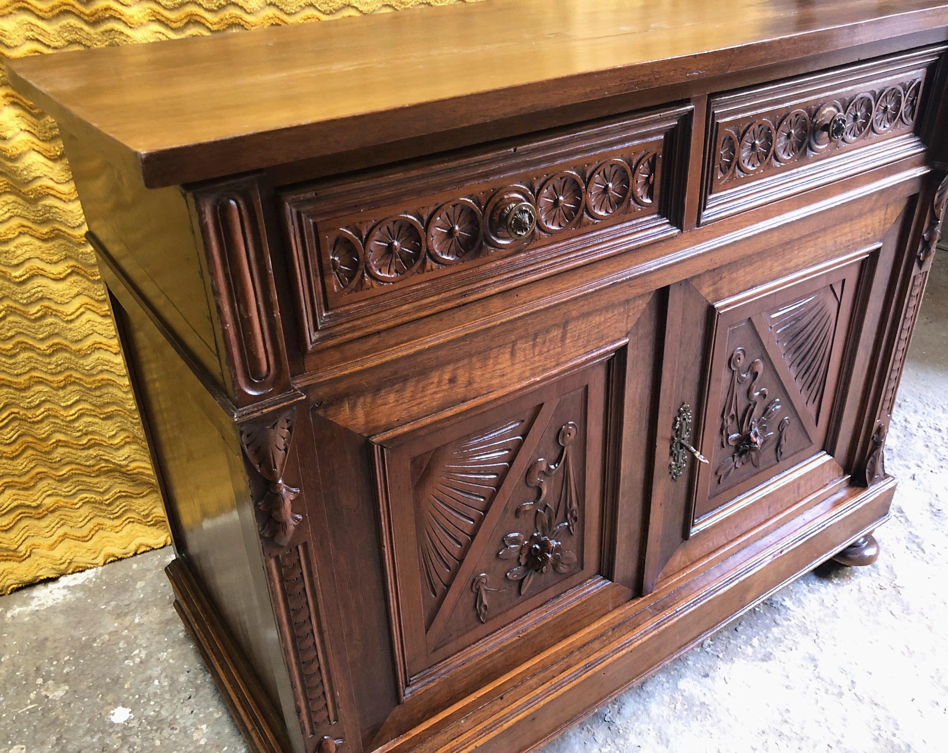 Italian Sideboard in Natural-Colored Carved Walnut Original For Sale 4