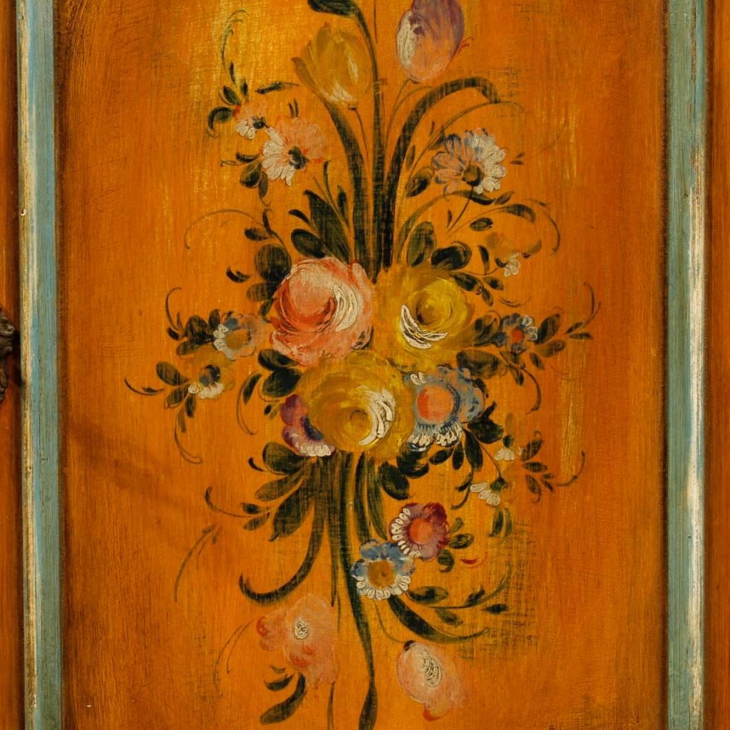 Italian Sideboard in Painted Wood with Floral Decorations from 20th Century In Good Condition In Vicoforte, Piedmont