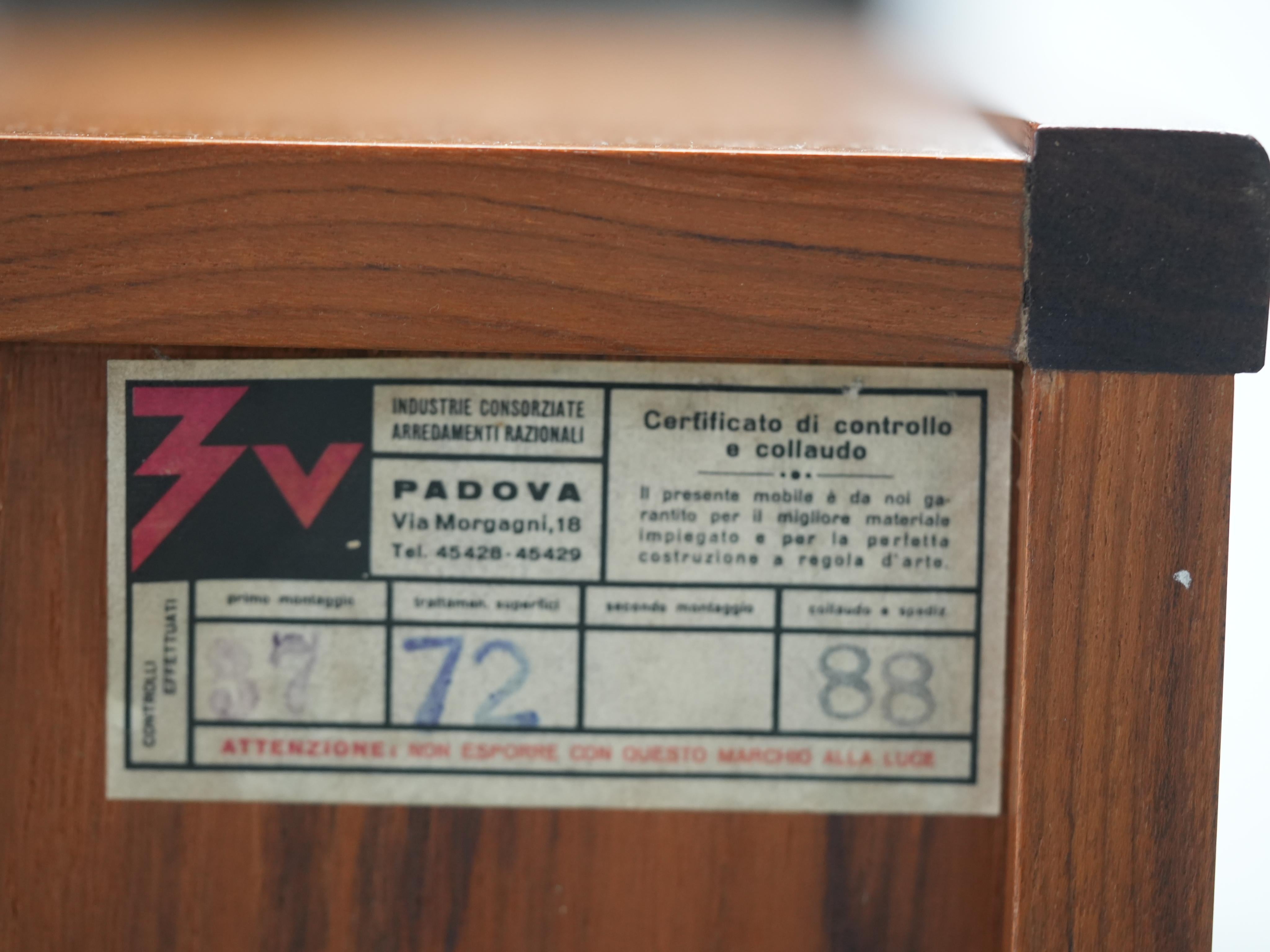 Aparador italiano de teca, metal y laminado negro, años 60 en venta 5