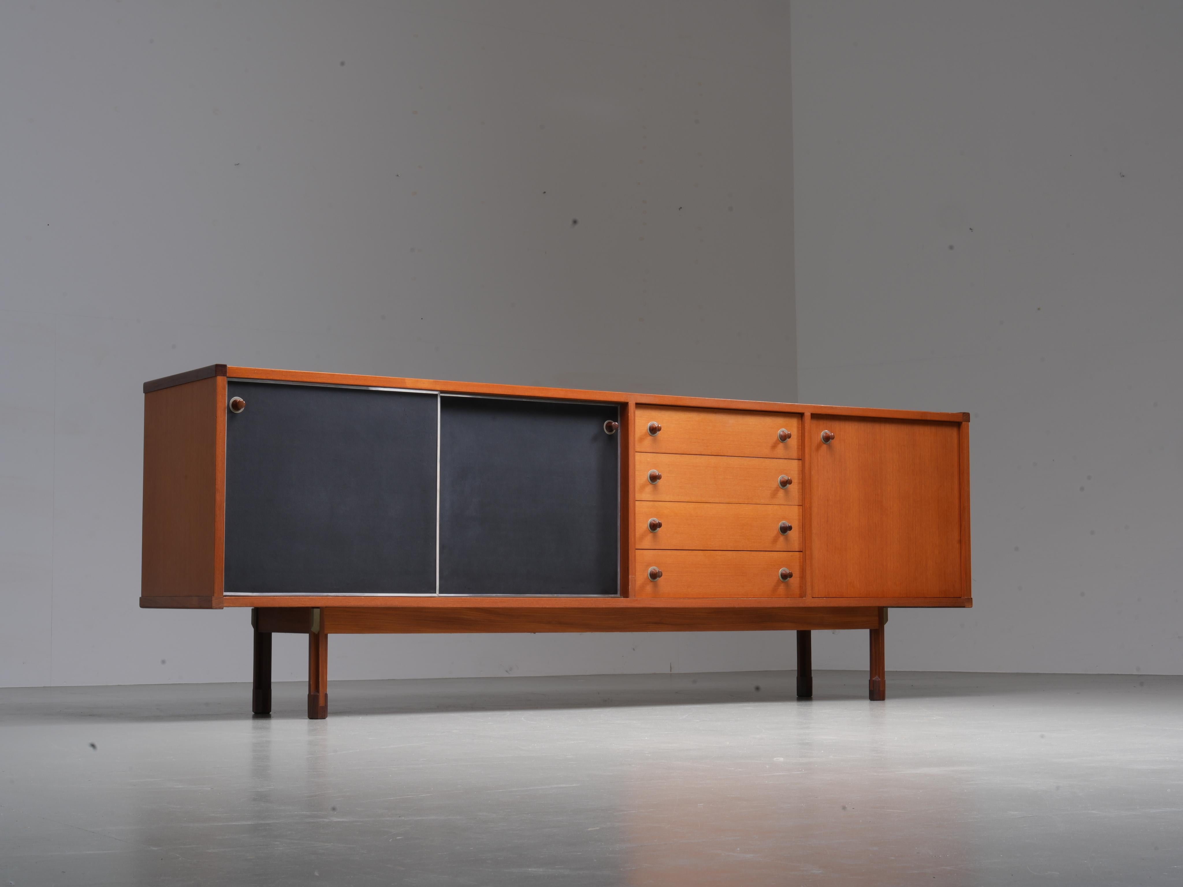 Aparador italiano de teca, metal y laminado negro, años 60

Este aparador italiano de los años 60 combina un diseño atemporal con una funcionalidad práctica. La pieza está fabricada principalmente en teca, mostrando un cálido tono de madera,
