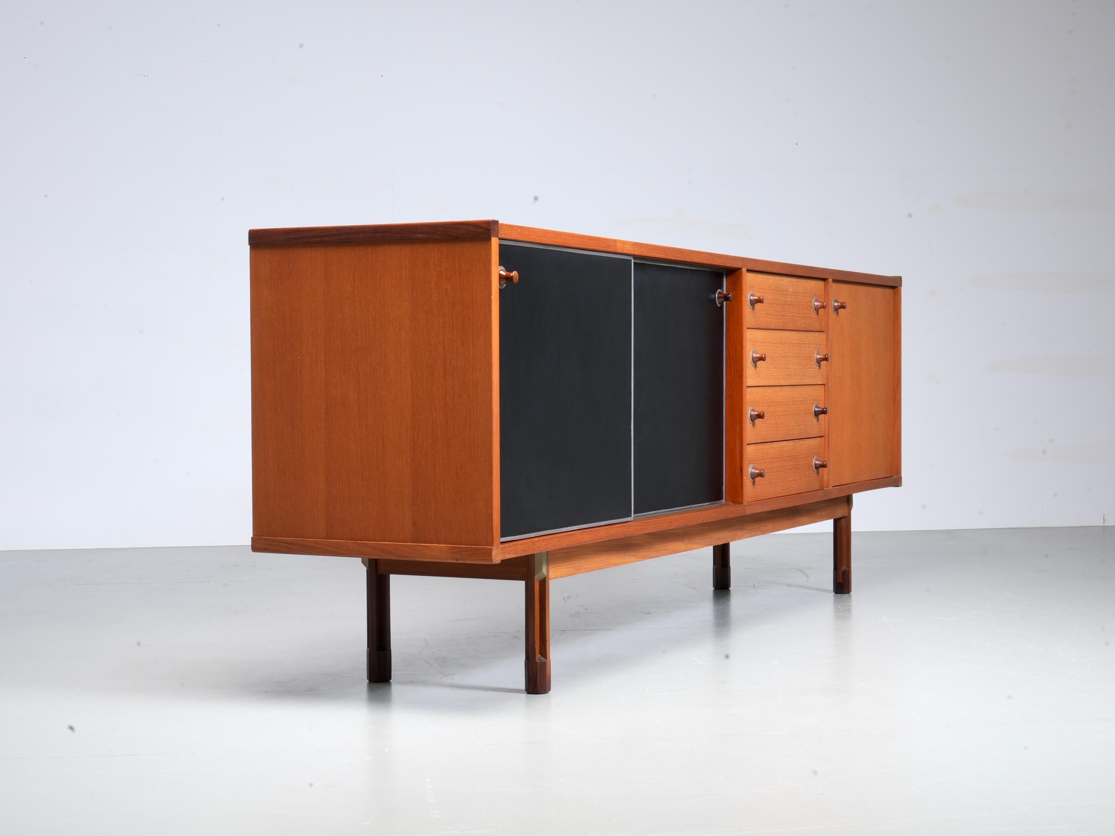 Aparador italiano de teca, metal y laminado negro, años 60 Moderno de mediados de siglo en venta