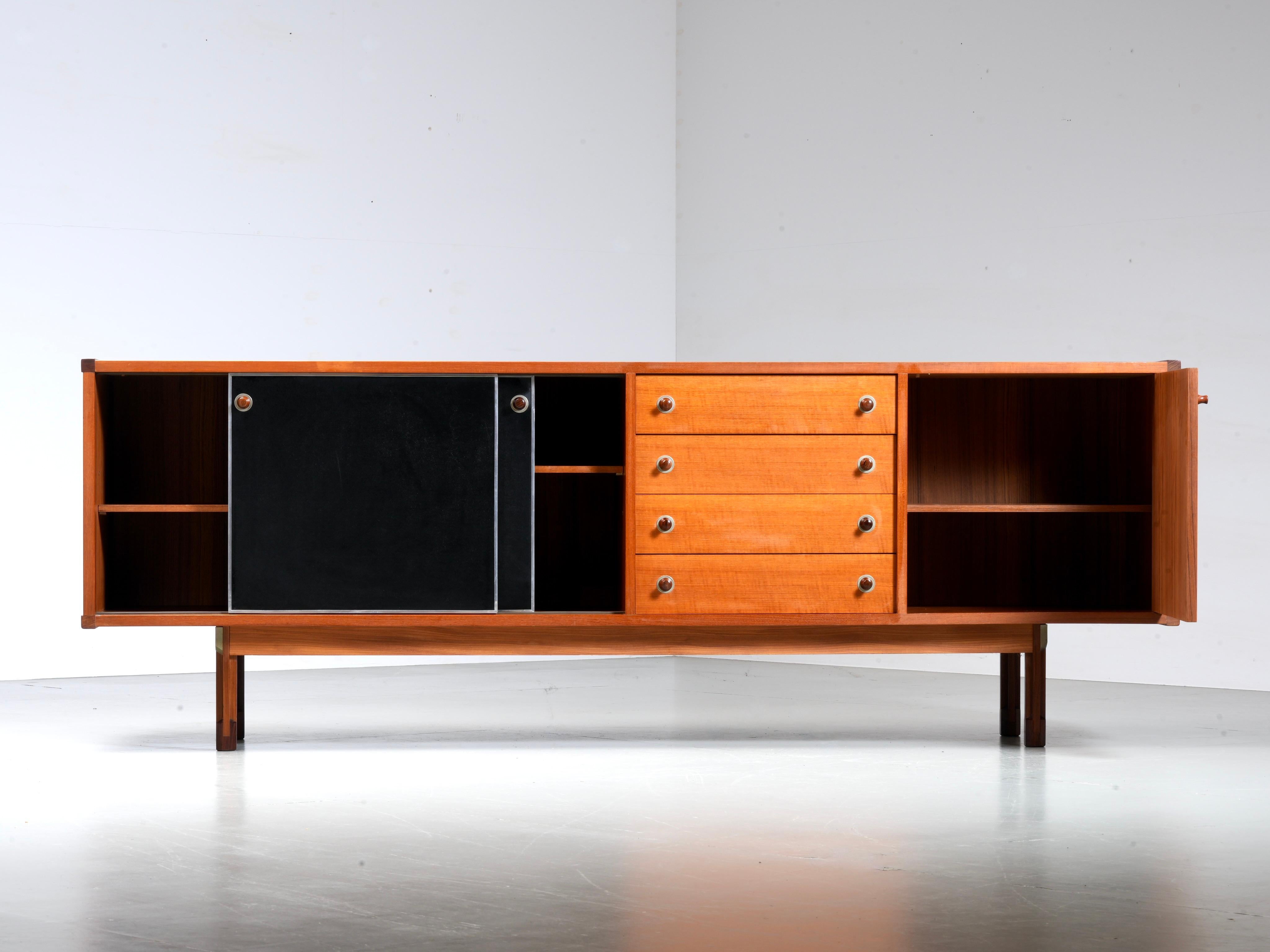 Aparador italiano de teca, metal y laminado negro, años 60 en venta 1