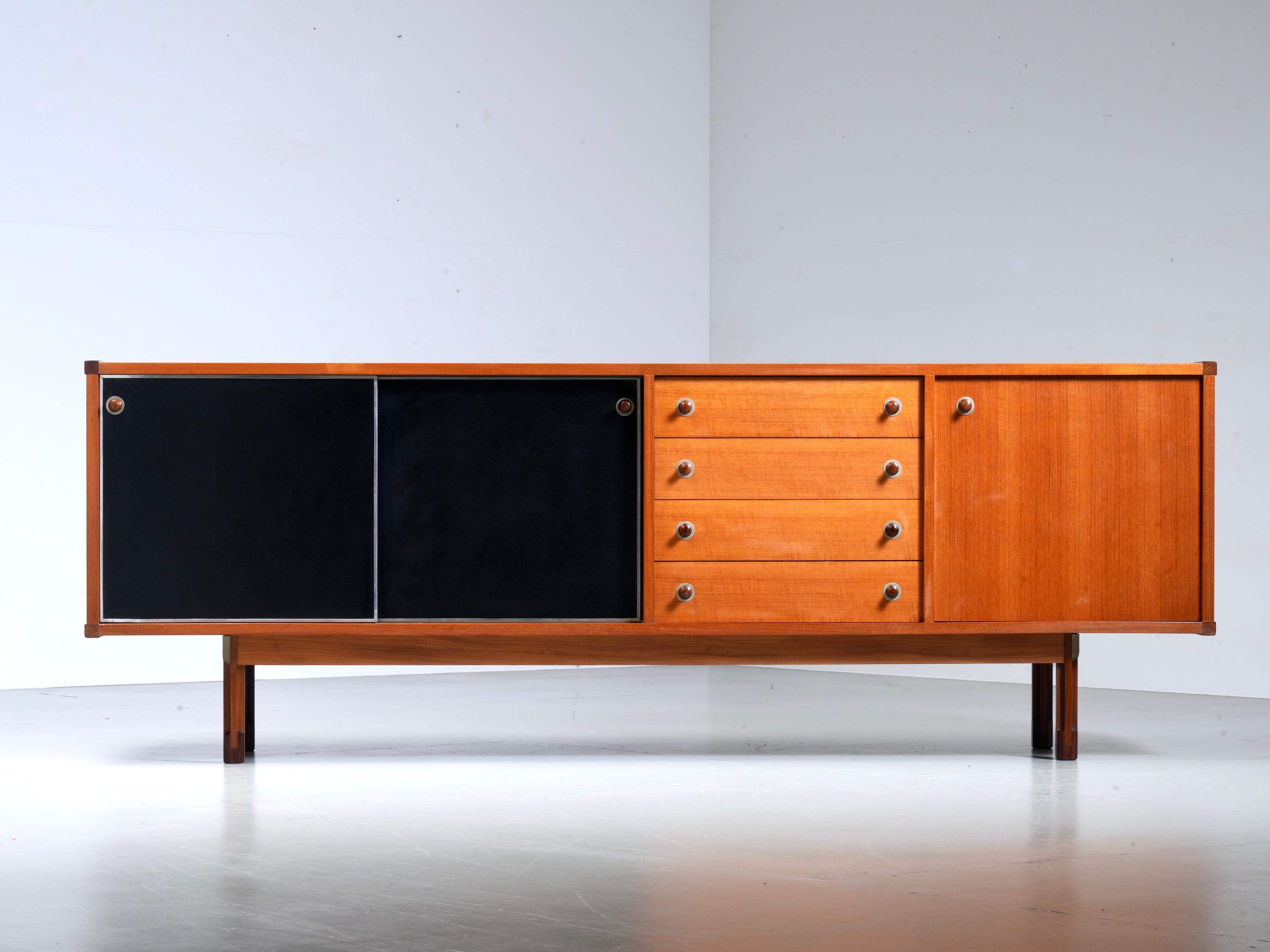 Aparador italiano de teca, metal y laminado negro, años 60 en venta 2