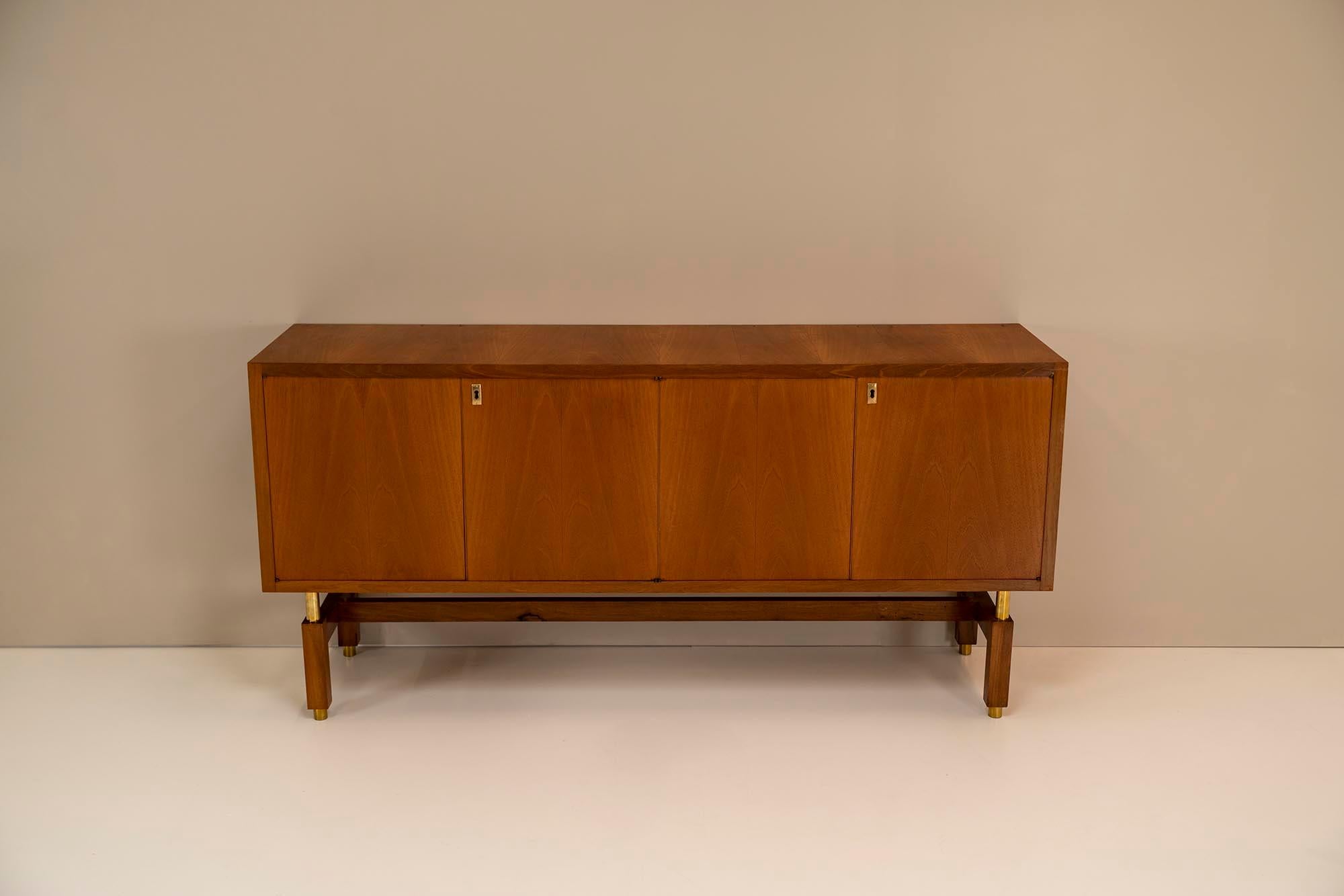 This Italian 1950s sideboard is manufactured with great precision and has a very refined appearance. A beautiful selection of veneers has been made for the doors and the top, whereby the flames in the wood are beautifully mirrored. The frame of the