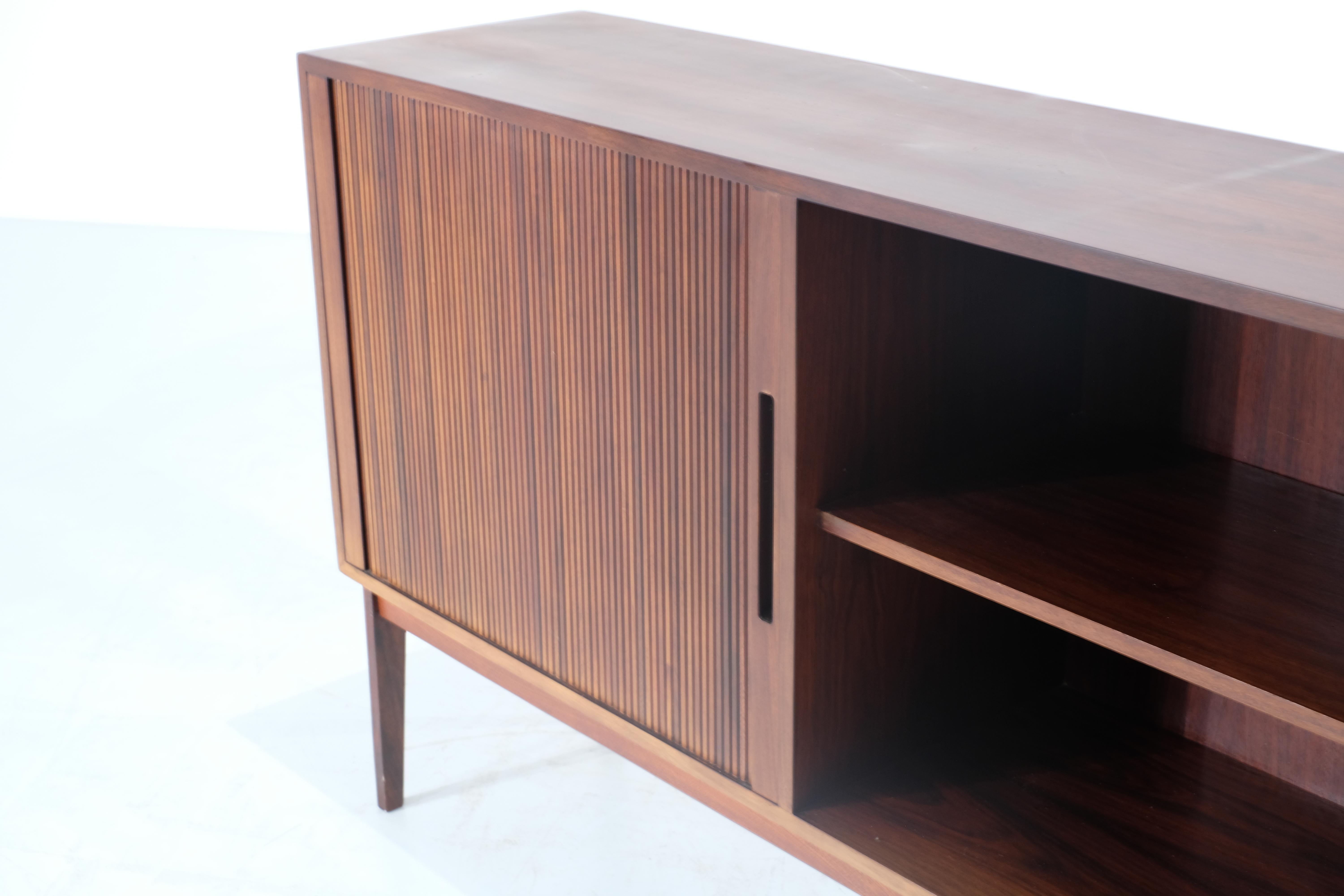 Italian sideboard in Walnut - 1970s In Good Condition For Sale In Uccle, BE