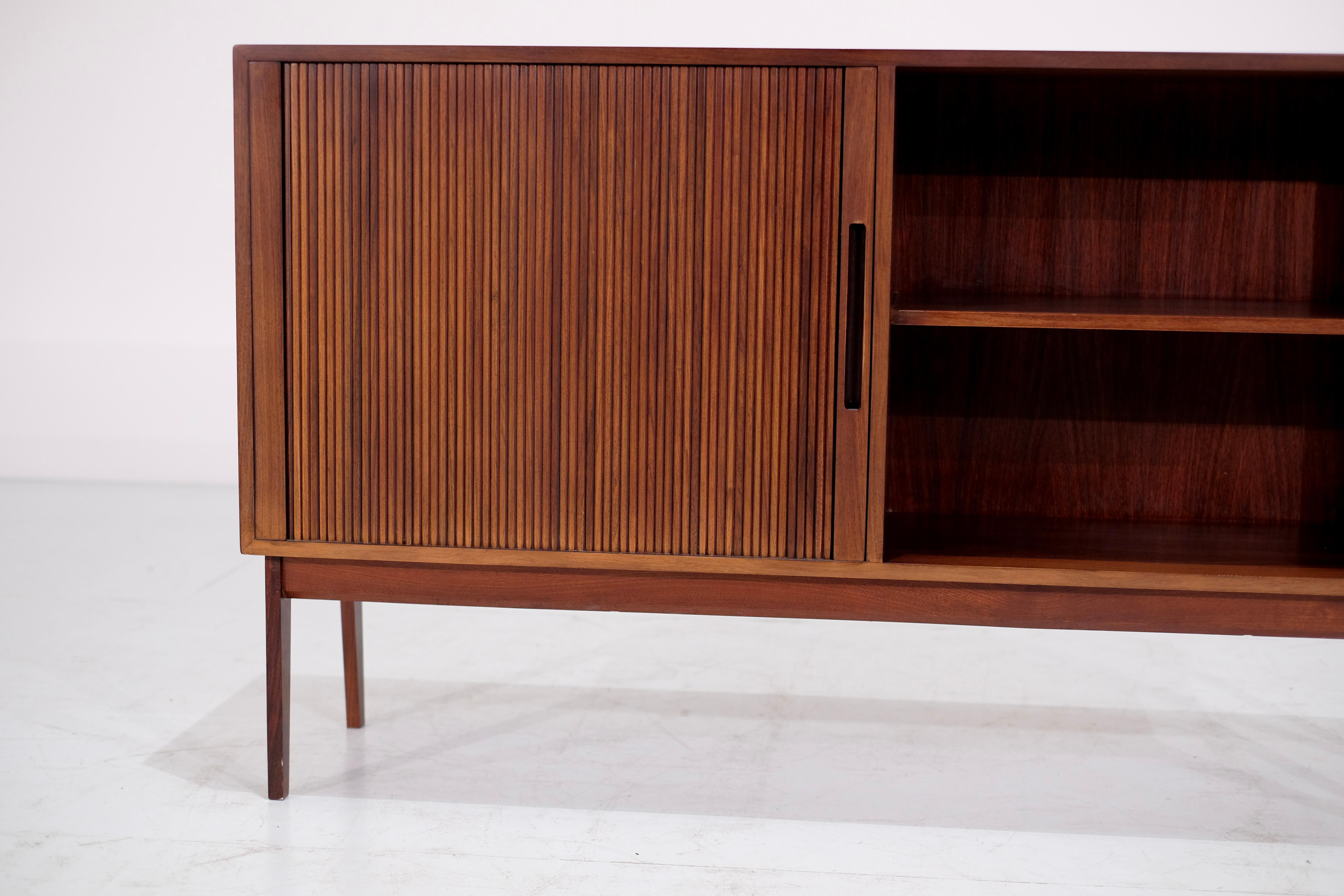 Italian sideboard in Walnut - 1970s For Sale 2