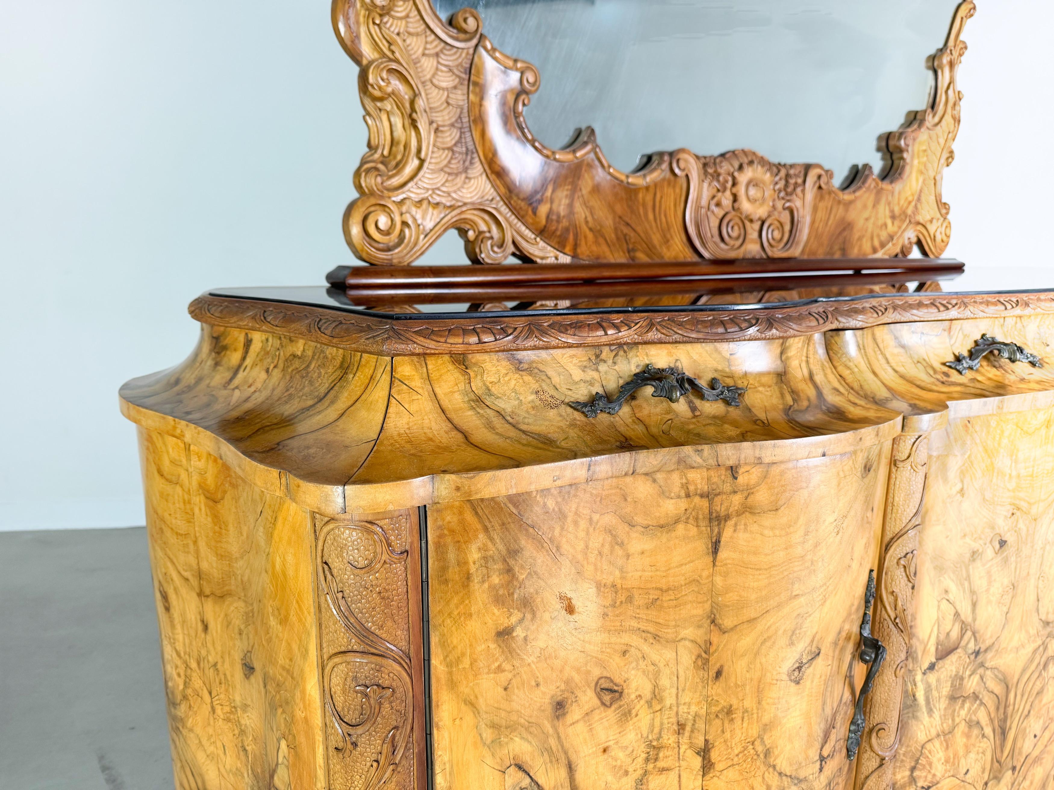 Aparador italiano barroco tardío aparador rococó Mobili Cantù nogal 1920 en venta 5