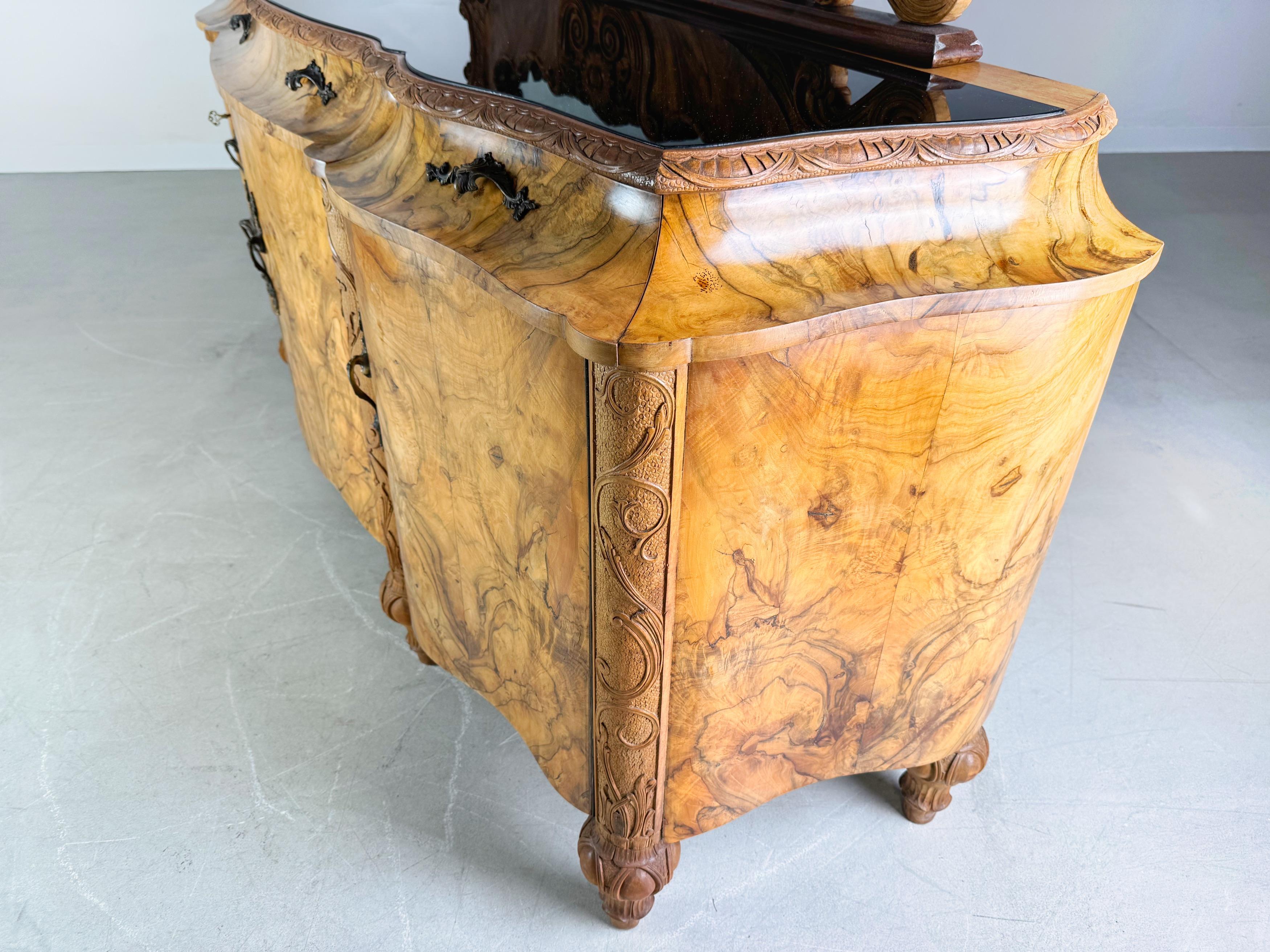 Aparador italiano barroco tardío aparador rococó Mobili Cantù nogal 1920 II en venta 5