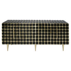 Credenza italiana realizzata in Wood Brass e decorata con mosaici in vetro di Murano nero