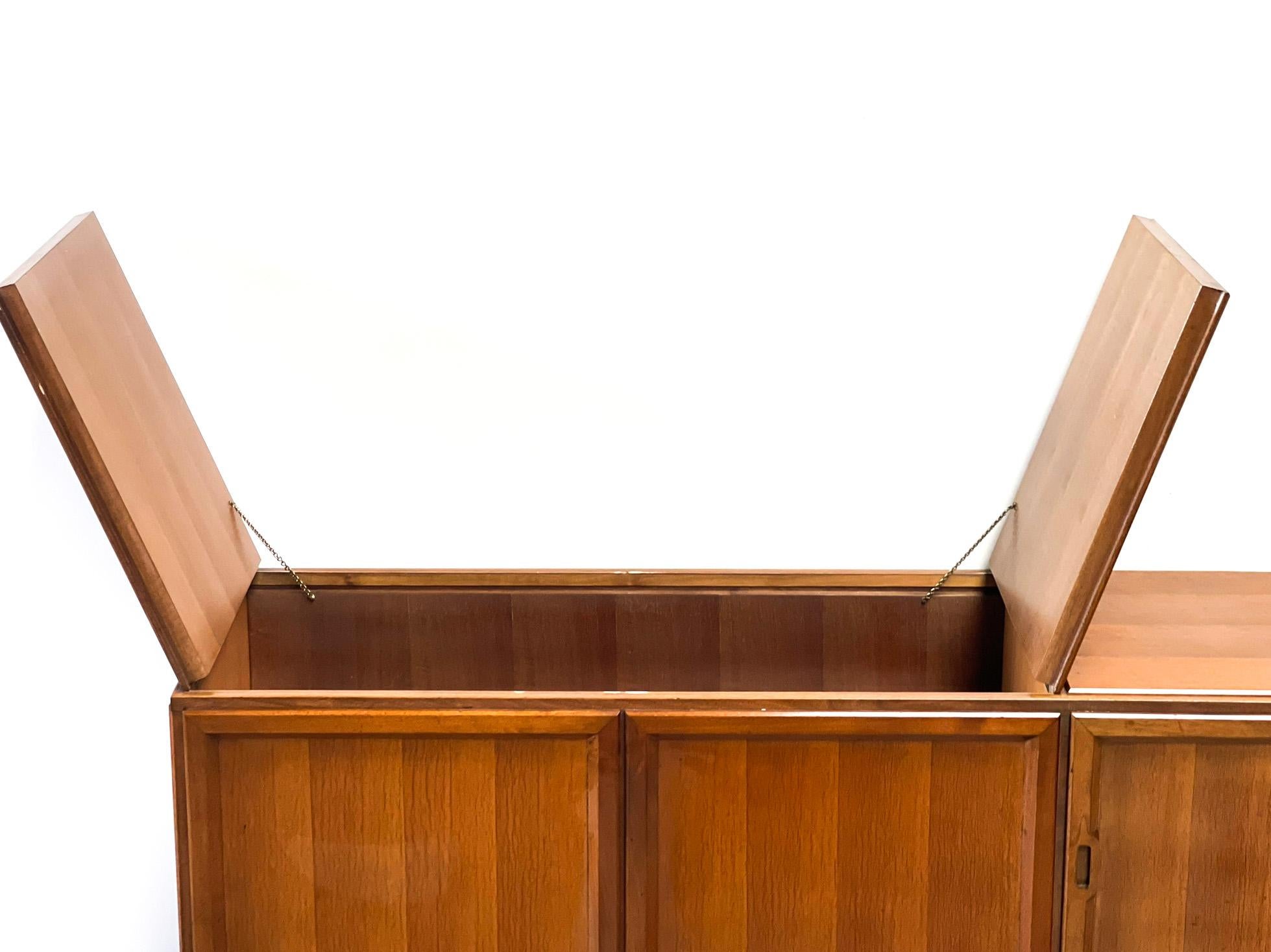 Rare mid century italian made sideboard with bar compartment. 

The sideboard has 3 drawers and 1 traditional door and also 2 doors at the top for bottle and glass storage.

Good condition.

1960s - Italy

Dimensions:
Lenght: 165cm/64.83