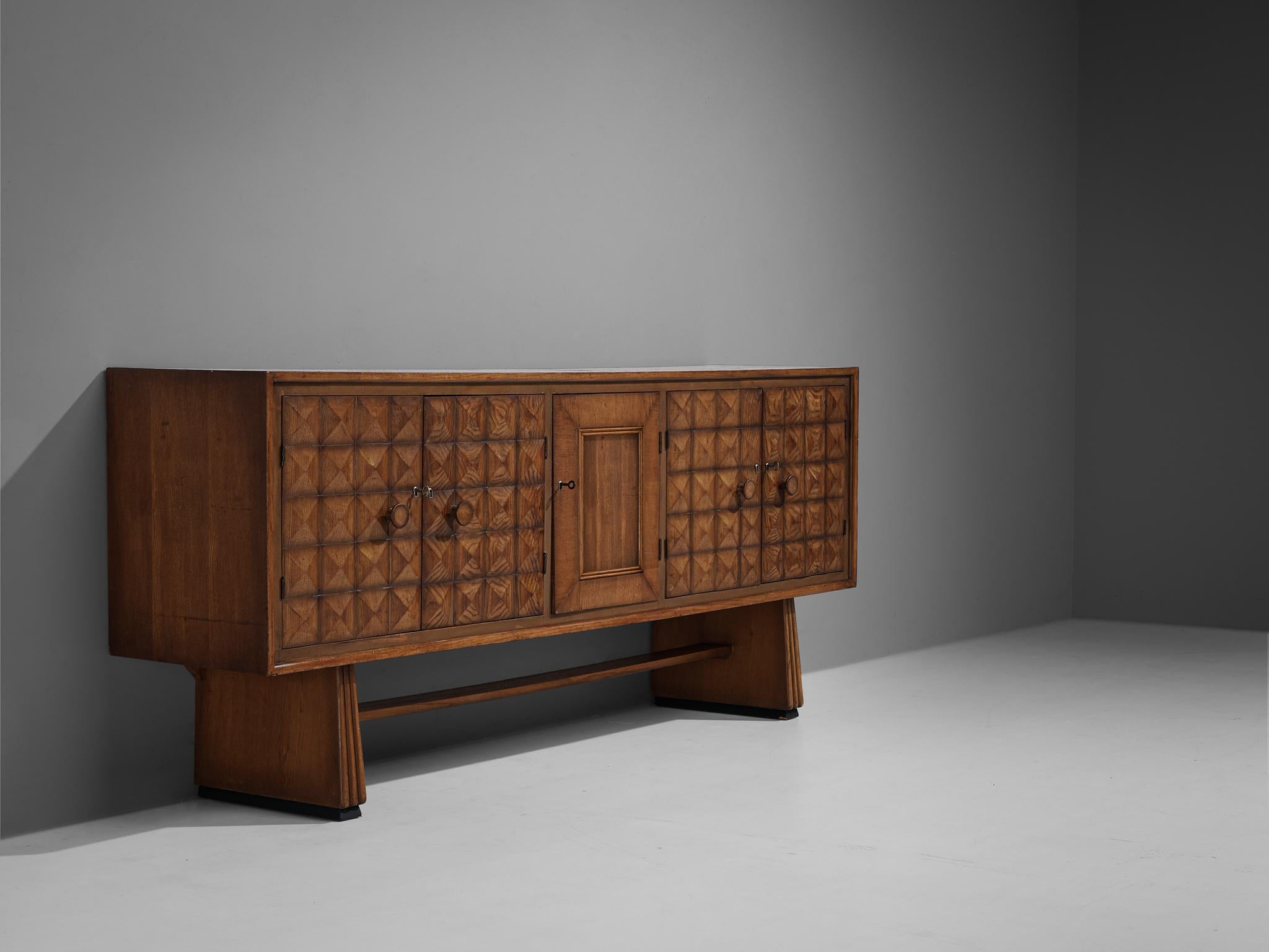 Sideboard, oak, metal, Italy, 1950s

This charming sideboard of Italian origin is beautifully constructed. Craftsmanship is combined with a well-balanced eye for the composition of functional and decorative elements. The front holds a beautiful