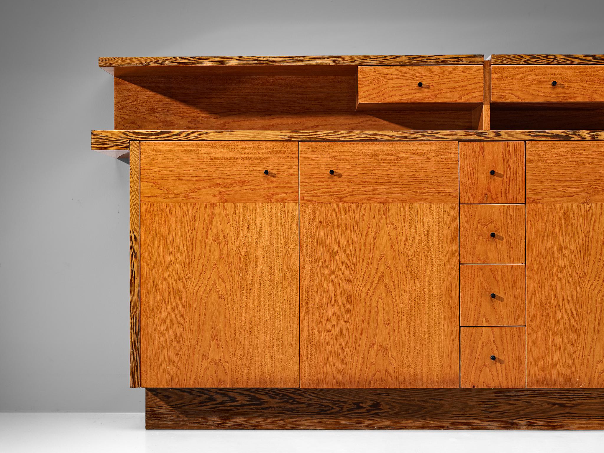 Credenza italiana con vari scomparti in wengé e frassino in vendita 3