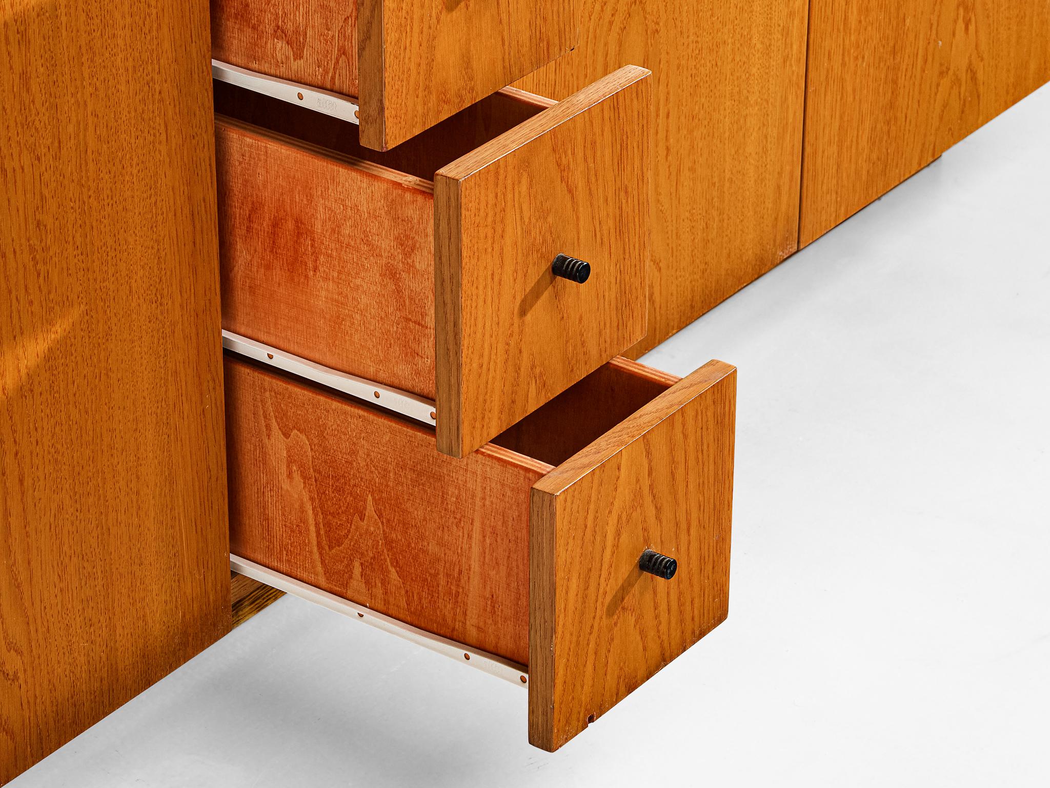 Credenza italiana con vari scomparti in wengé e frassino in vendita 5