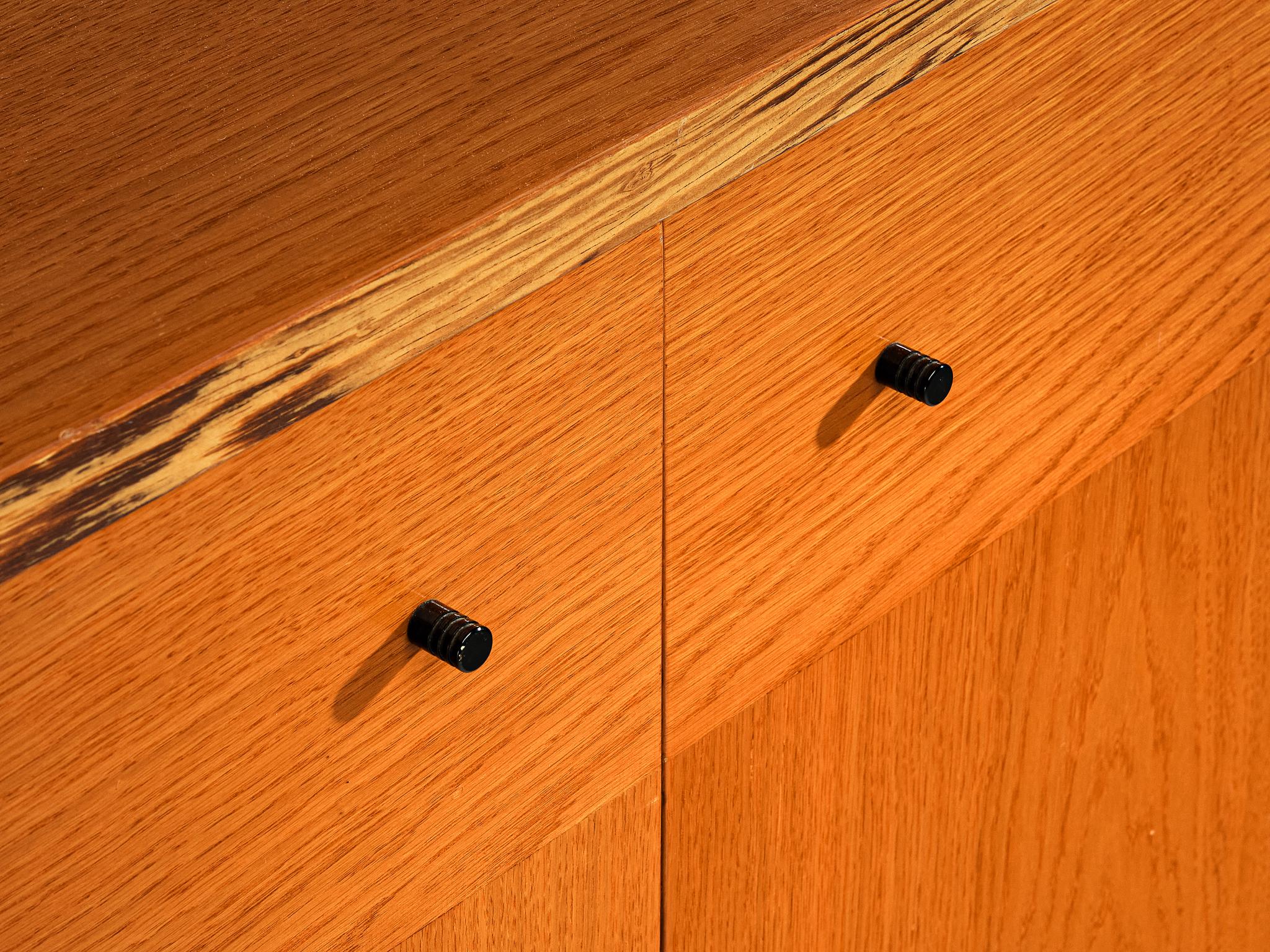 Credenza italiana con vari scomparti in wengé e frassino in vendita 6