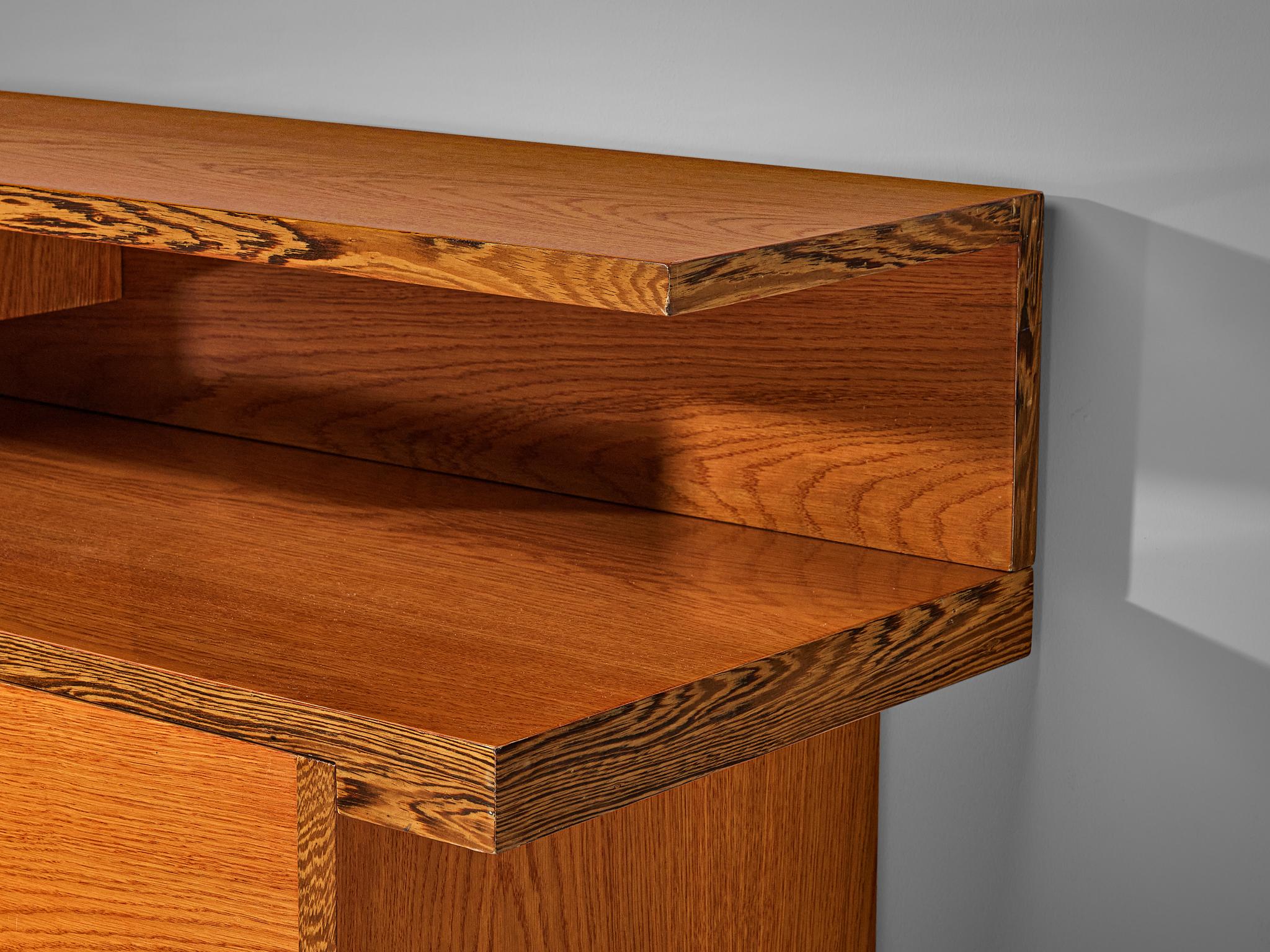 Mid-Century moderno Credenza italiana con vari scomparti in wengé e frassino in vendita