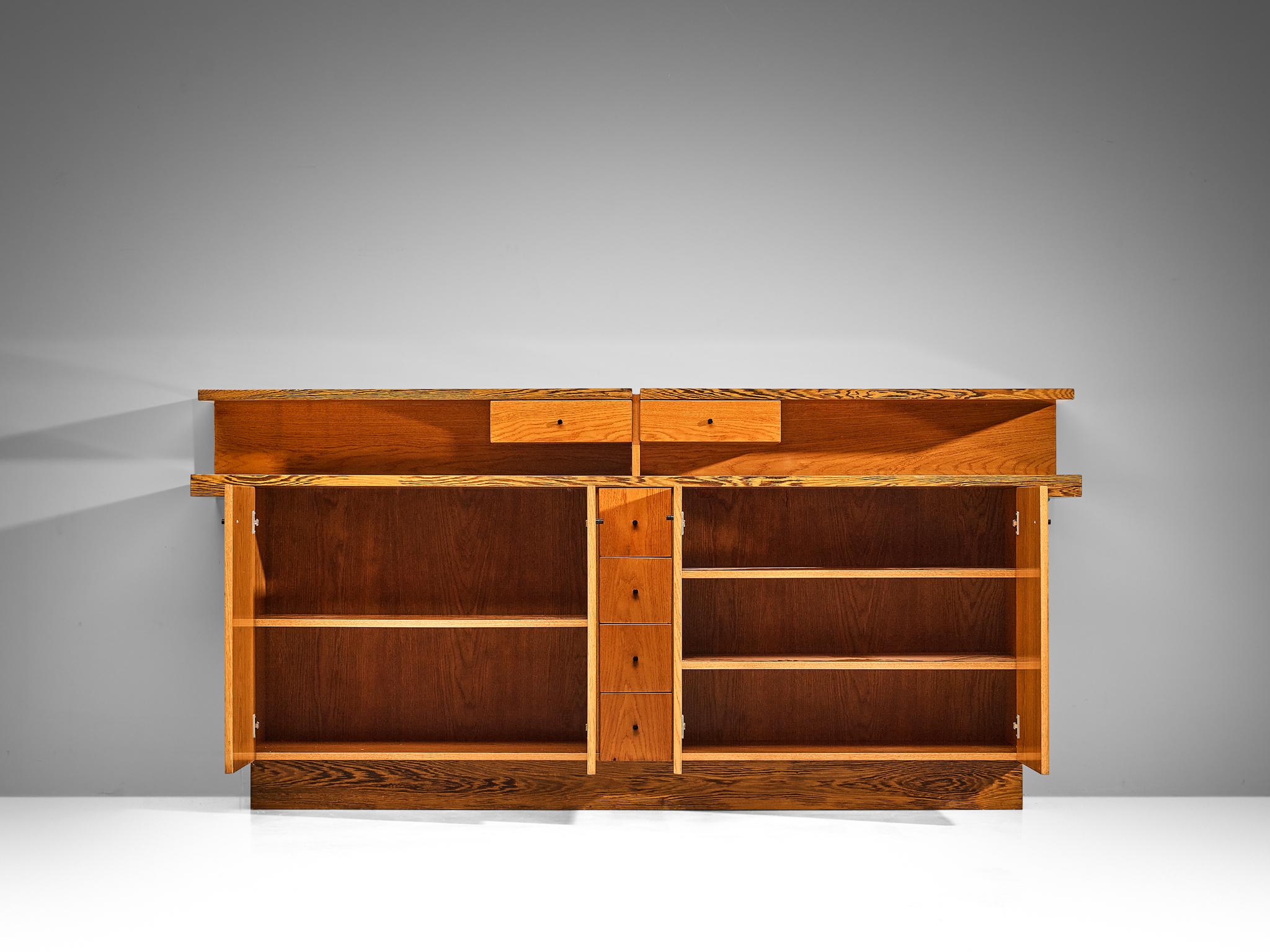 Frassino Credenza italiana con vari scomparti in wengé e frassino in vendita