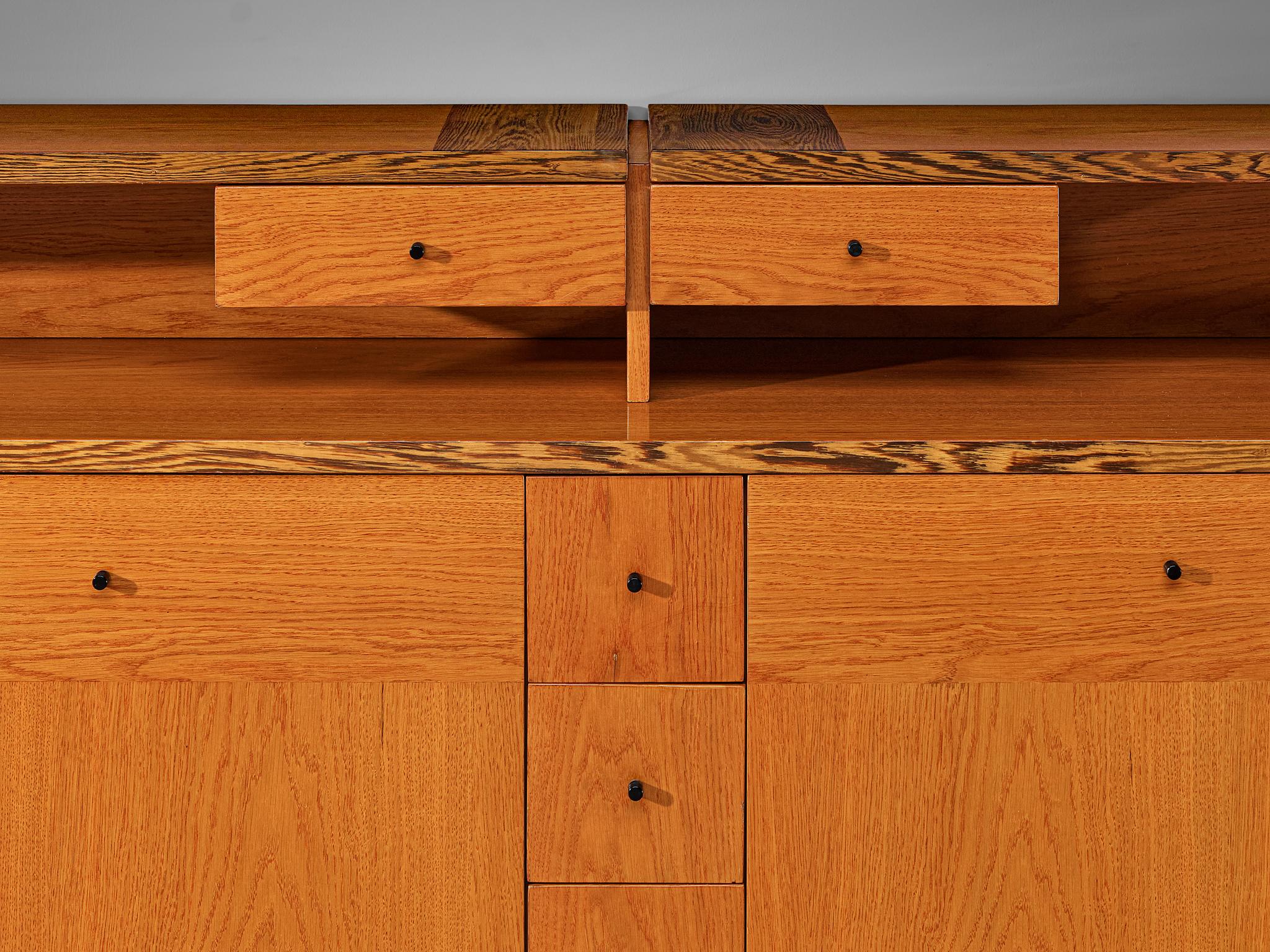 Credenza italiana con vari scomparti in wengé e frassino in vendita 1
