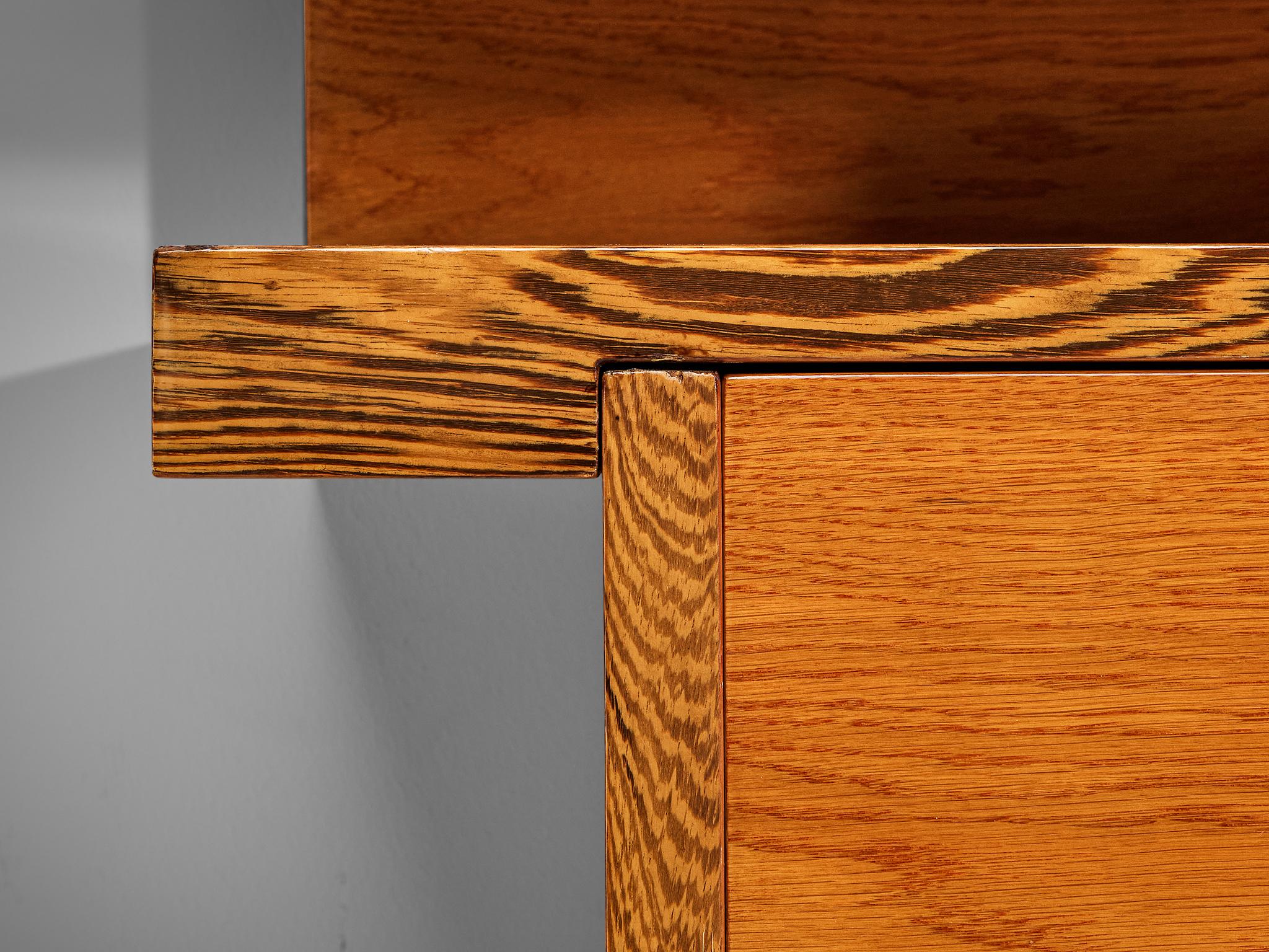 Credenza italiana con vari scomparti in wengé e frassino in vendita 2