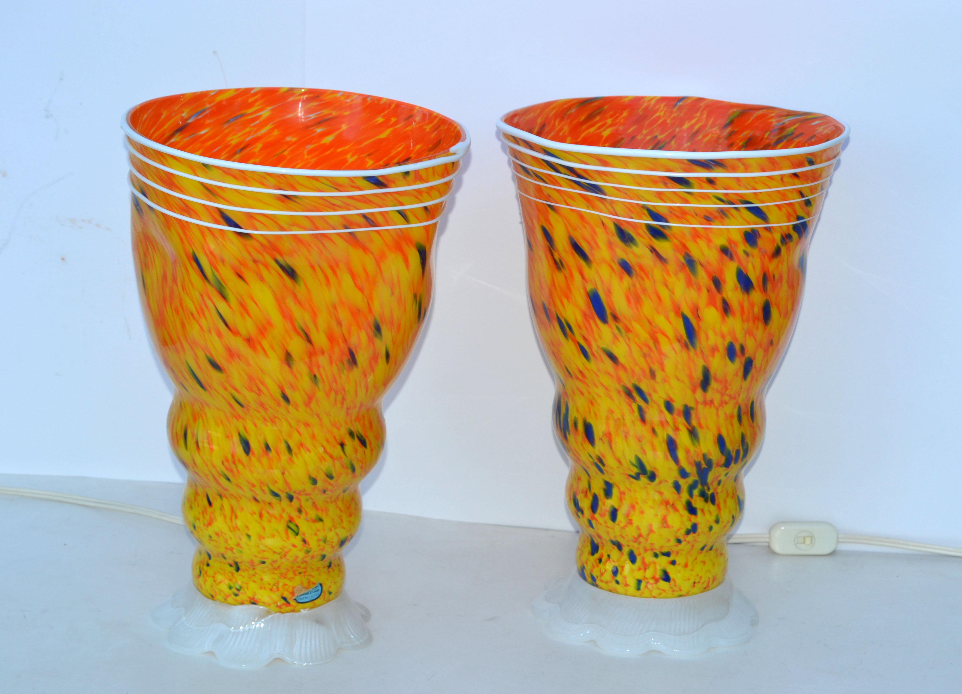 Superbe paire de lampes de table en verre de Murano soufflé de forme libre dans des tons de jaune, orange, bleu et blanc par Barovier & Toso, fabriquées en Italie dans les années 1980.
Recâblée aux États-Unis, homologuée UL et en état de marche,