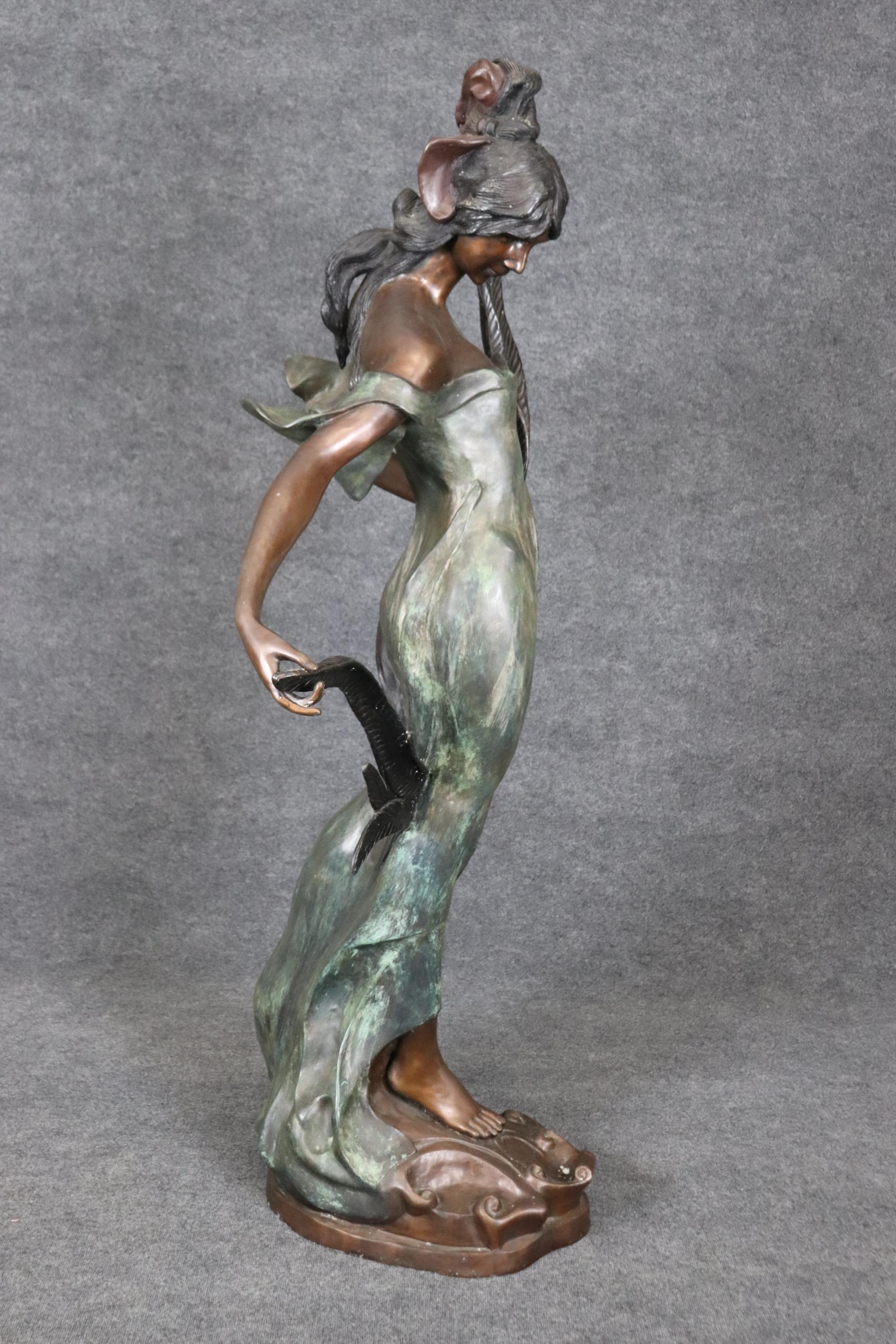 Italienische signierte Jugendstil-Bronze-Skulptur einer Frau in Lebensgröße, signiert E Rossi (Art nouveau) im Angebot