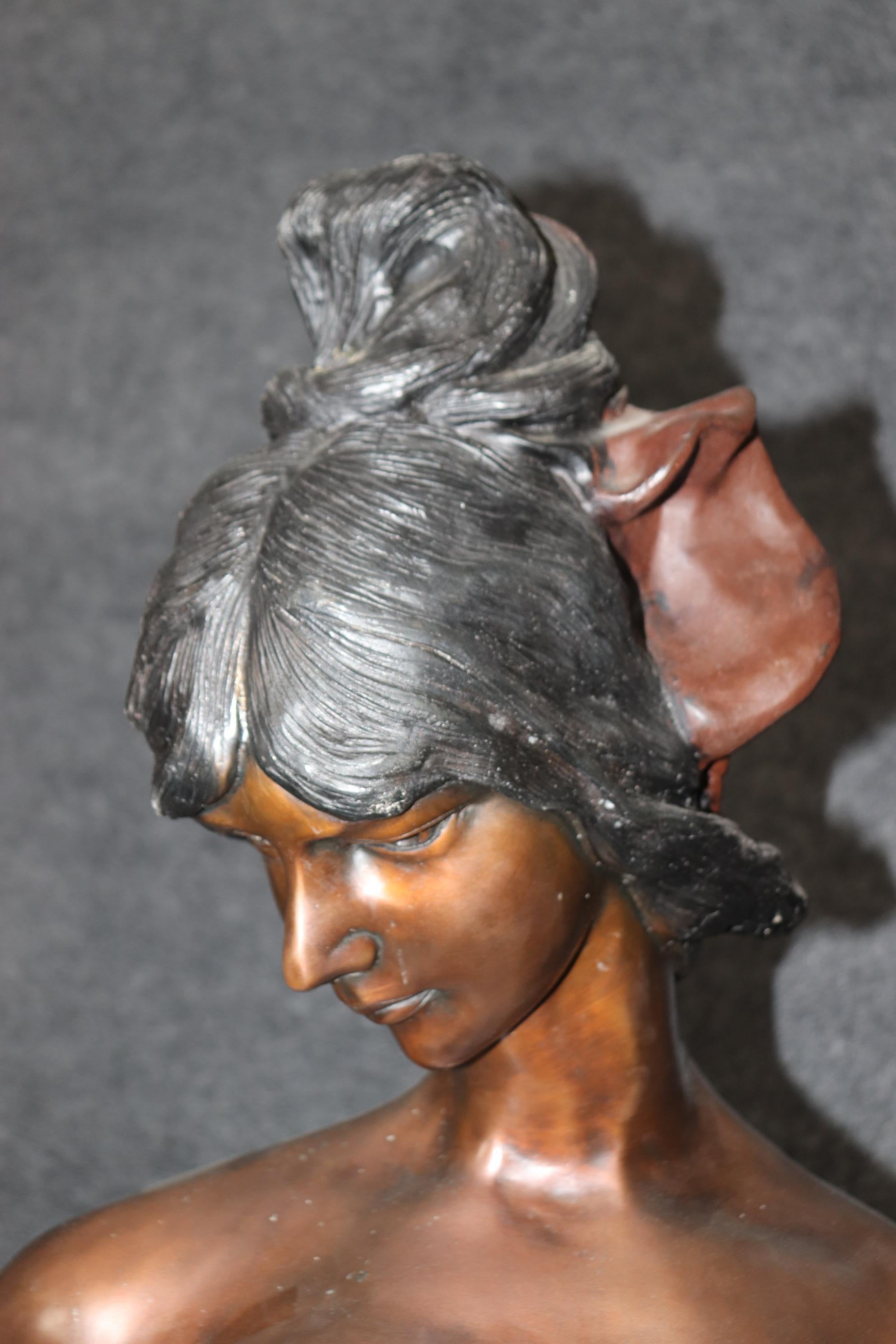 Italienische signierte Jugendstil-Bronze-Skulptur einer Frau in Lebensgröße, signiert E Rossi (Unbekannt) im Angebot