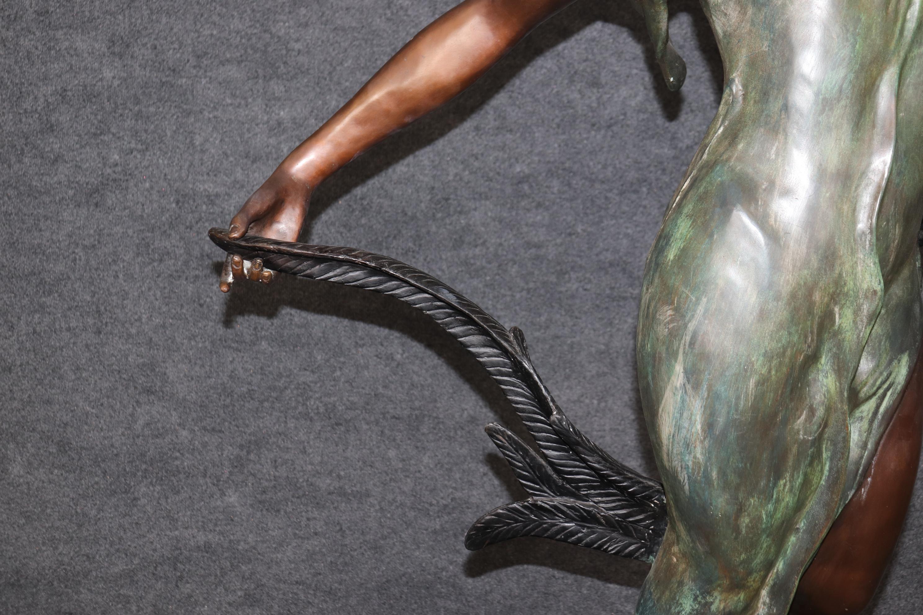 Italienische signierte Jugendstil-Bronze-Skulptur einer Frau in Lebensgröße, signiert E Rossi (Metall) im Angebot