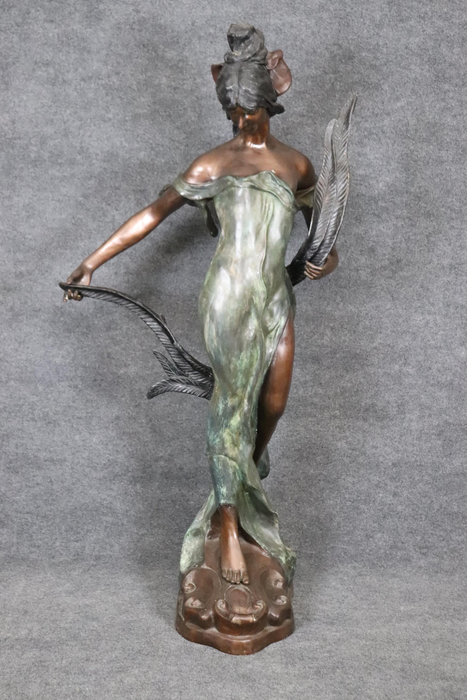 Italienische signierte Jugendstil-Bronze-Skulptur einer Frau in Lebensgröße, signiert E Rossi im Angebot