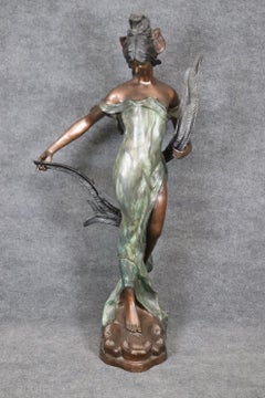 Scultura in bronzo a grandezza naturale di una donna firmata E Rossi, in stile liberty