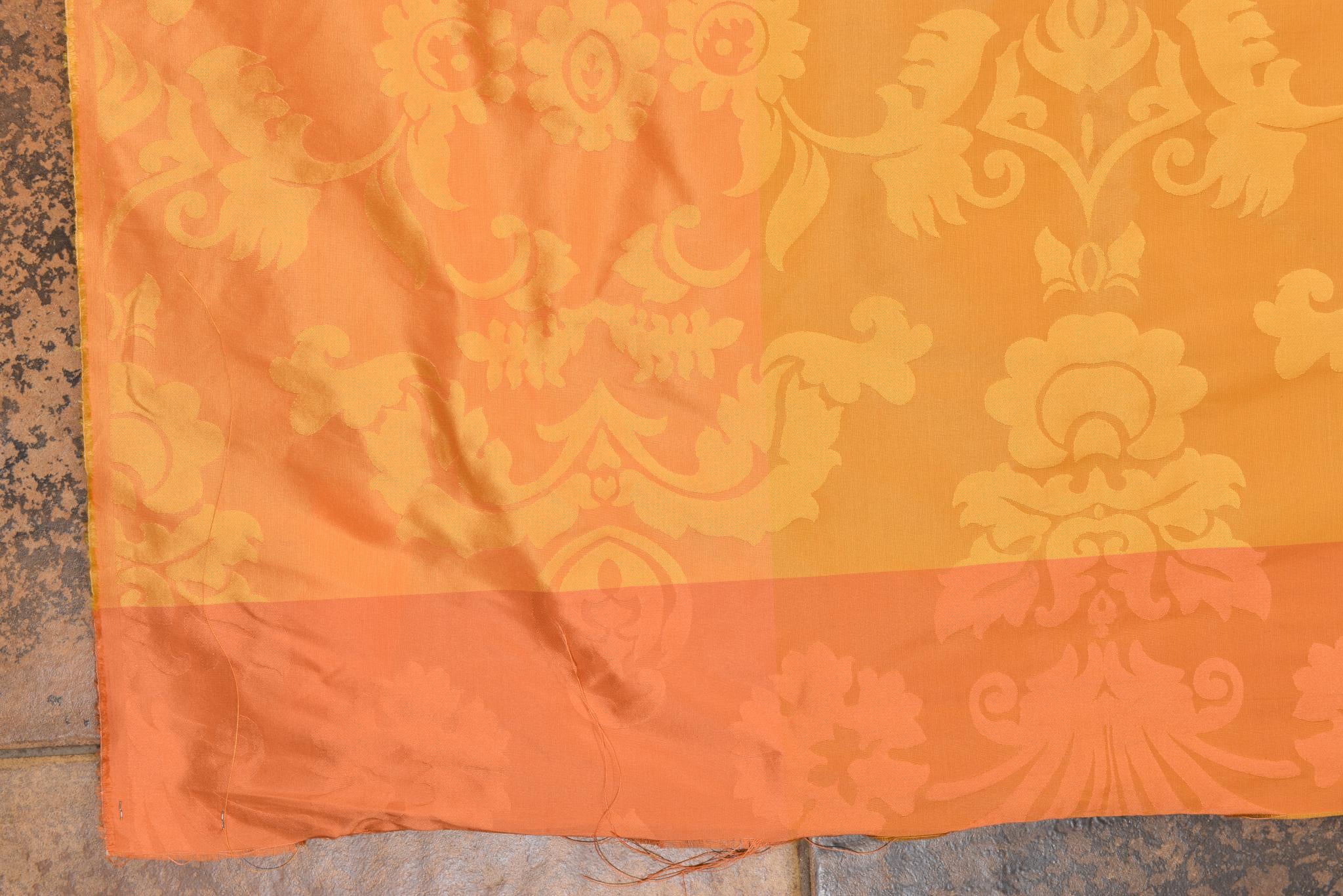 Textile de soie italien  Tissu avec am designs/One en vente 1