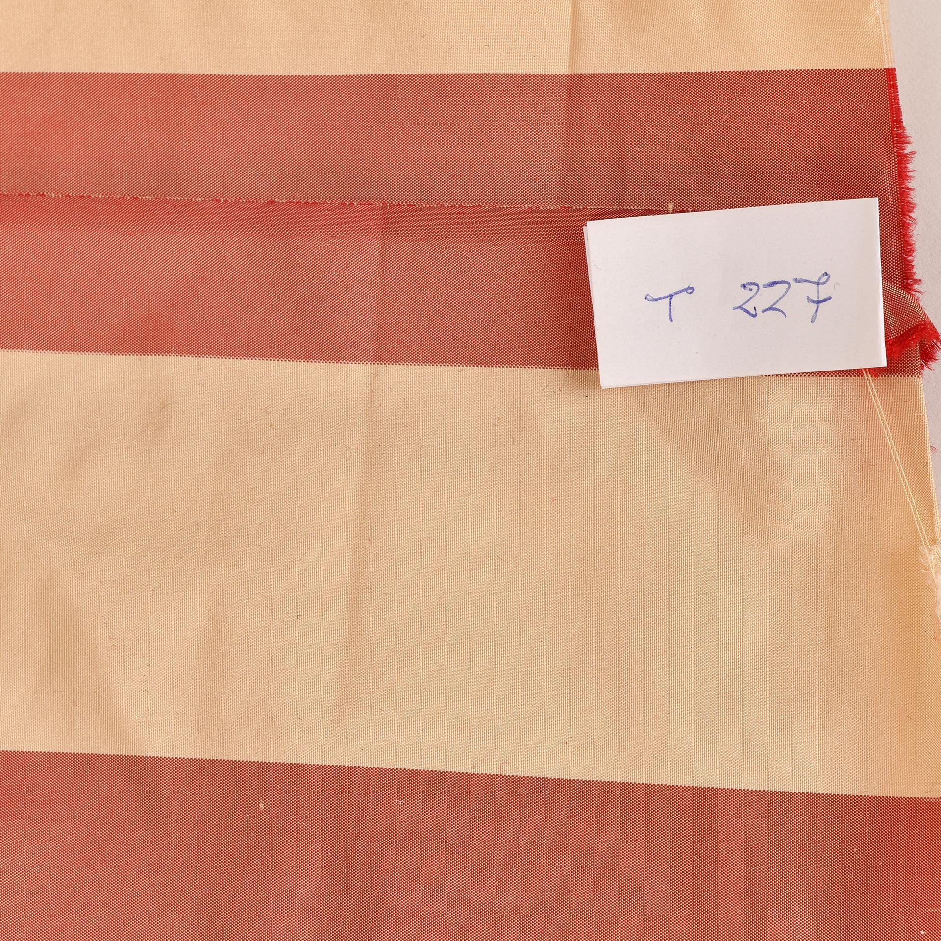 T/227 - Beige and red stripes for this splendid Italian silk, made by C&C, one of the most famous fabric factory.
It can be placed or draped to complete another curtain.
I'm CLOSING activities.
