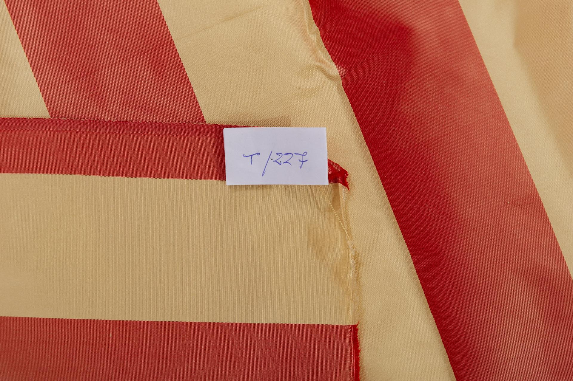 Beige and red stripes for this splendid Italian silk: C & C, one of the most famous fabric companies.
It can be placed or draped over another curtain.
