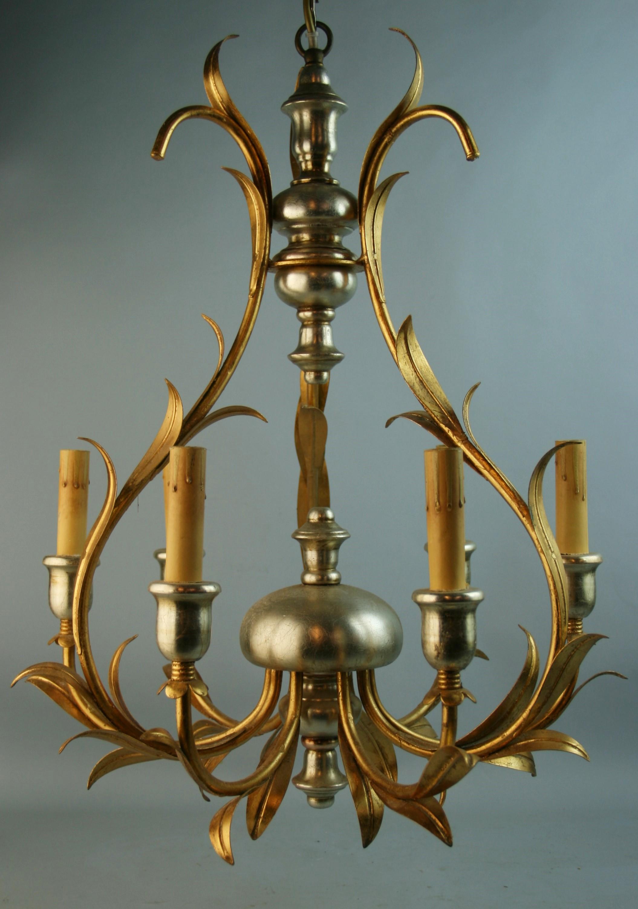 Argento e oro italiano  Fogliato in legno e metallo dorato C1970handelier In condizioni buone in vendita a Douglas Manor, NY