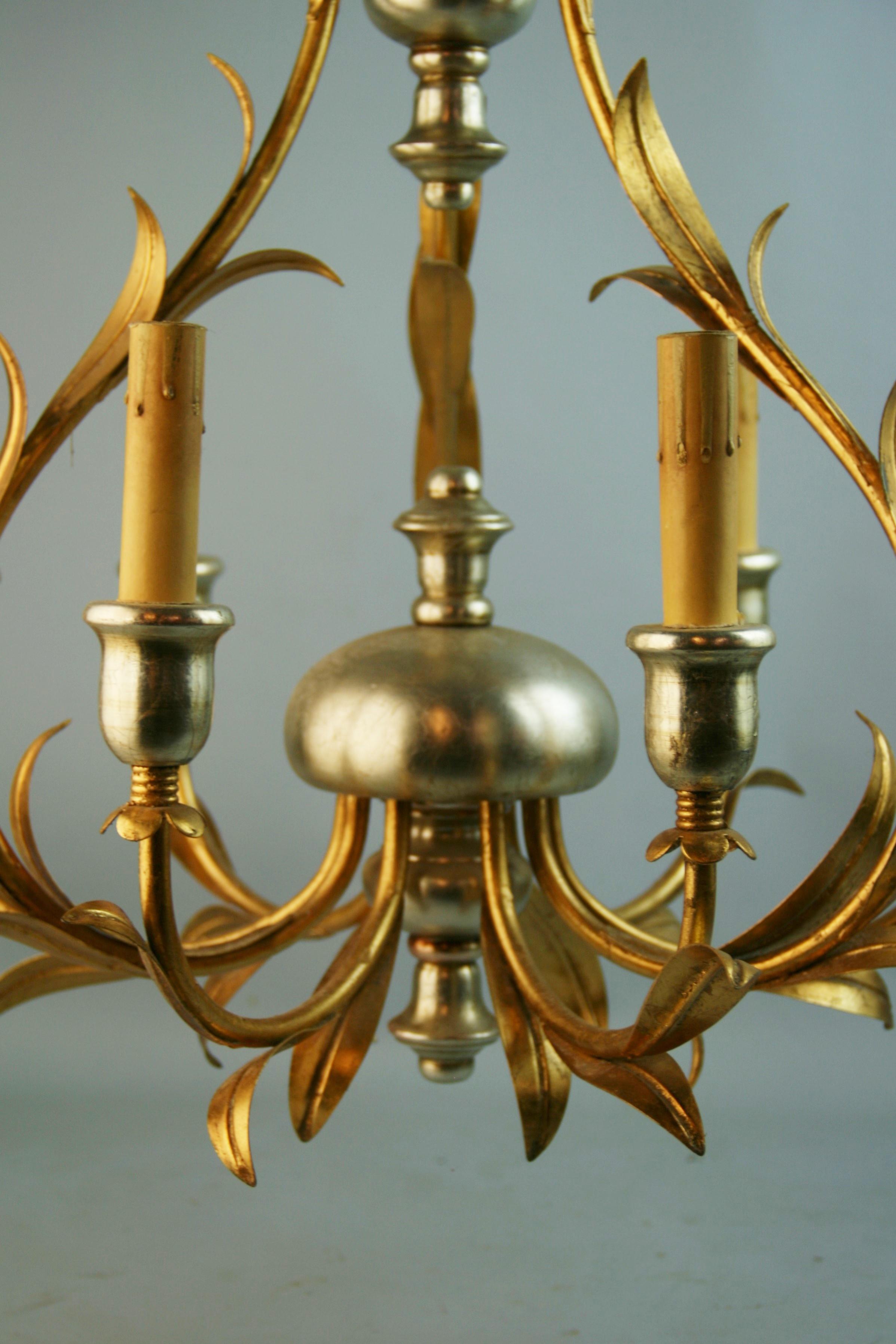 Metallo Argento e oro italiano  Fogliato in legno e metallo dorato C1970handelier in vendita