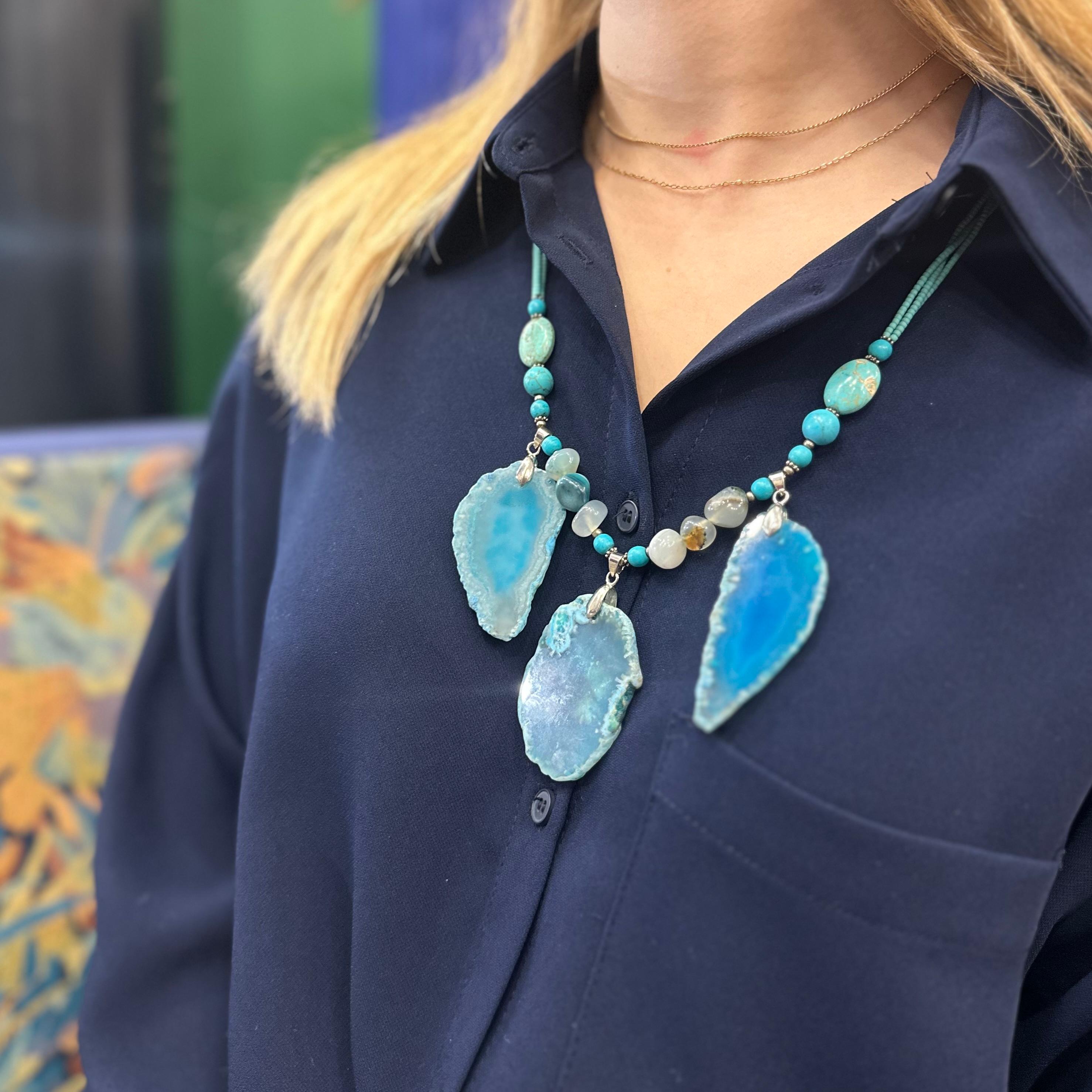 Beautiful and absolutely modern Italian silver necklace with a chain made up of 3 rows of small turquoises crimped and Measurements: Total length 65 cm
silver closure
measurements of the agate pieces: 5 cm + 1cm silver setting
​joined through small