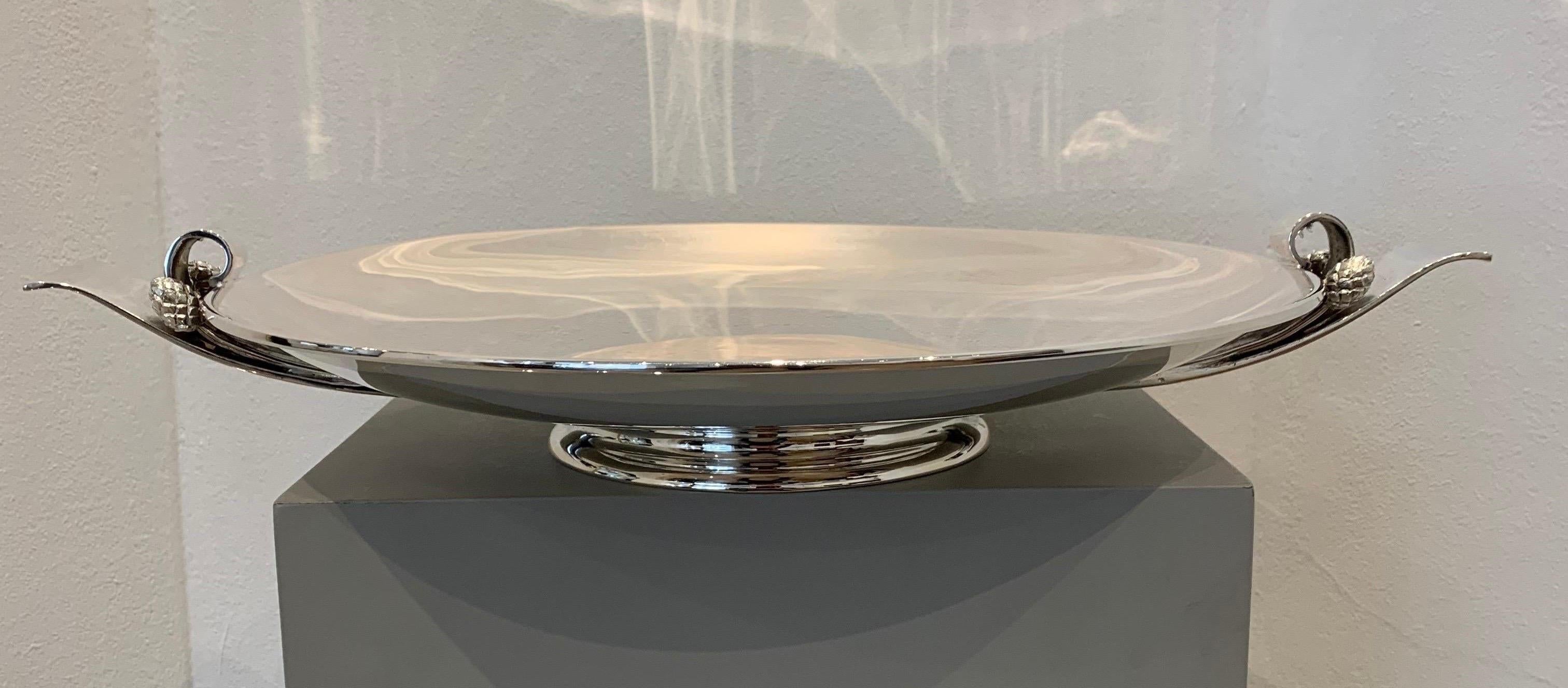 This silver bowl has very neoclassical style typical of the Italian, 1930s. Famous names like Gio Ponti were the promoters of this style, which was the trend at the time among the designers. The piece bears the silver mark 800 for Italian silver.