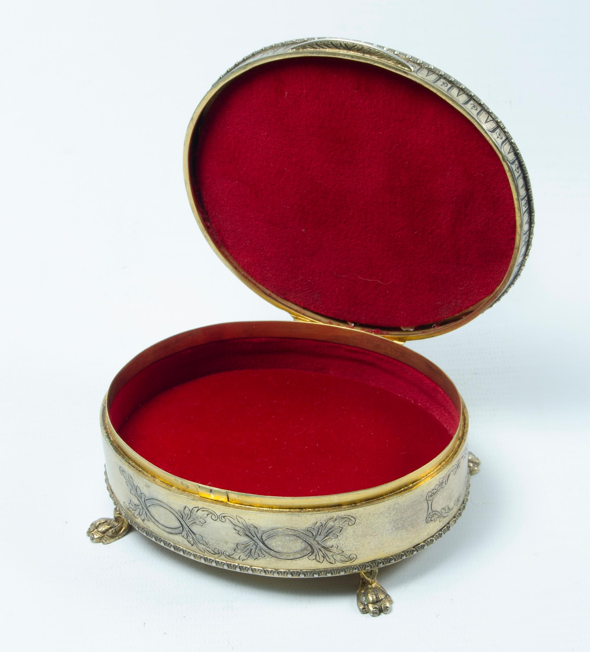 Italian silver box -jeweler-
The surface is hand painted
Has hand painted angels
Circa 900 vermeil silver
Punch 800.