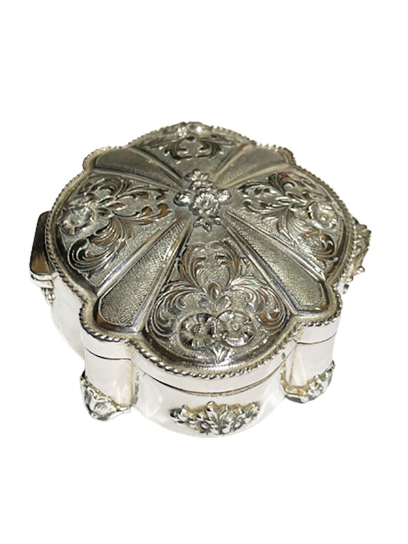 Italian silver box raised on 4 feet, 1970s

Italian silver box in curvy octagonal shape with repousse design of flowers and scrolls
The purity degree is 800/1000

Measures: 3.5 cm high, 11 cm wide and the depth is 10 cm
Weight 168 gram.